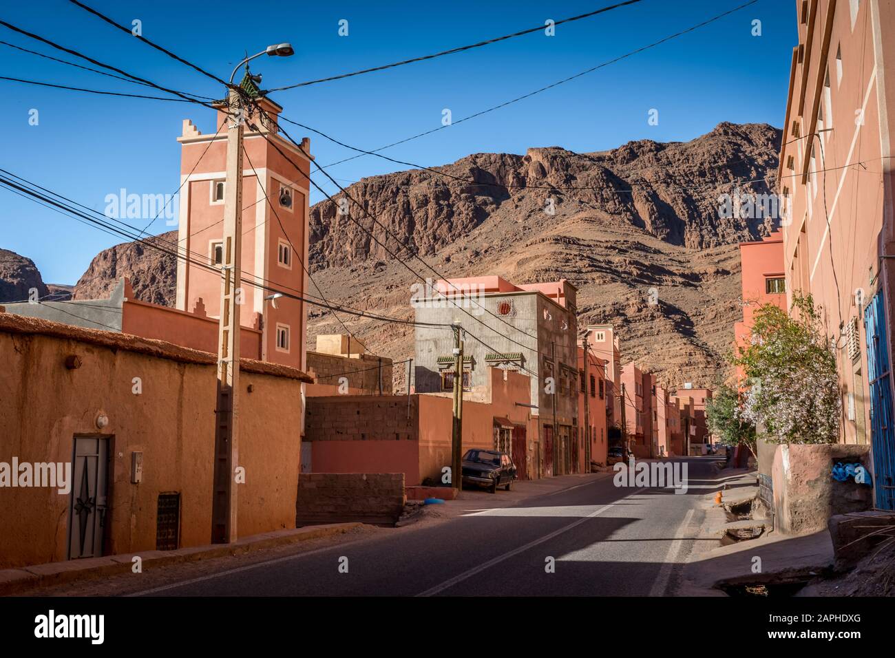 Case arancioni con canyon sullo sfondo, Tinghir, Marocco Foto Stock