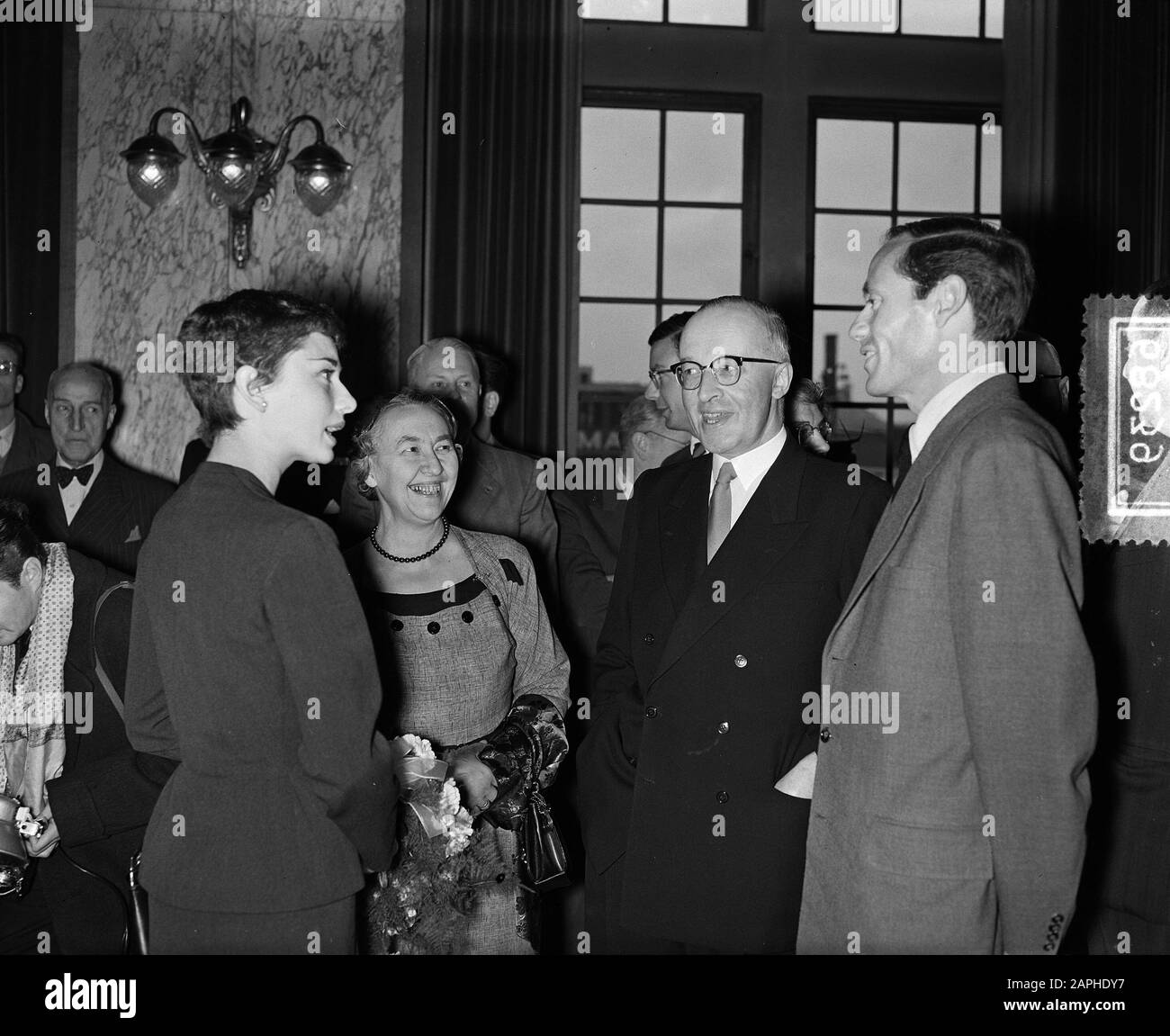 Visita Audrey Hepburn, con marito Mel Ferrer, a Rotterdam Data: 3 novembre 1954 luogo: Rotterdam, Sud-Olanda Parole Chiave: Visite, stelle del cinema Nome personale: Ferrer Mel, Hepburn, Audrey Foto Stock