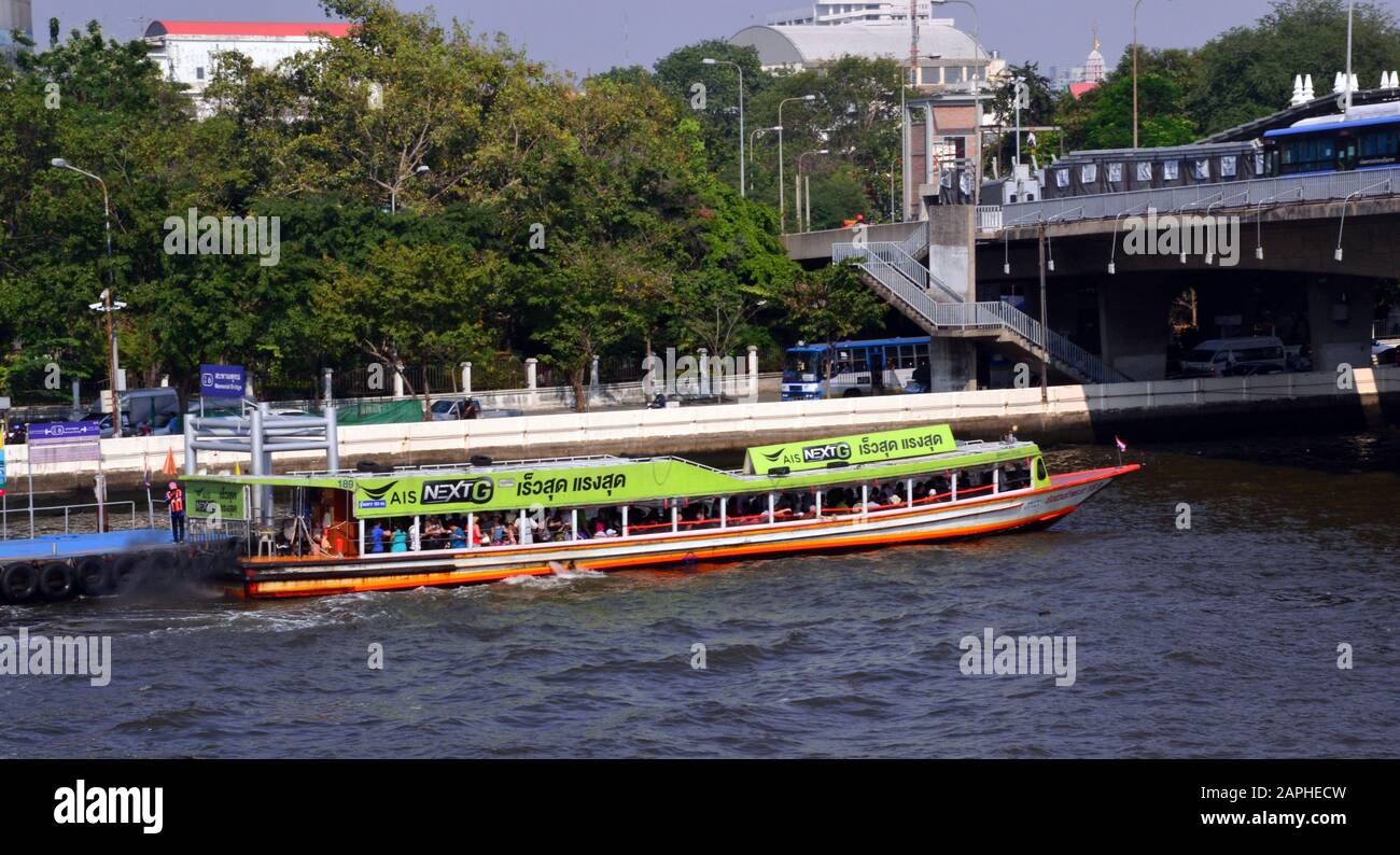 Una vista aerea di una barca sul fiume Chao Praya nel centro di Bangkok, Thailandia, Asia Foto Stock