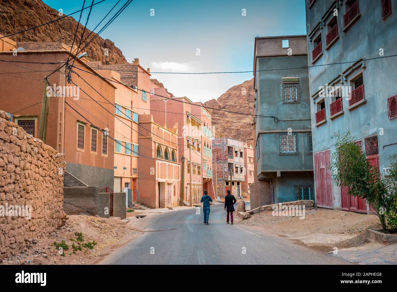 Case di strada e argilla a Tinghir, Marocco Foto Stock