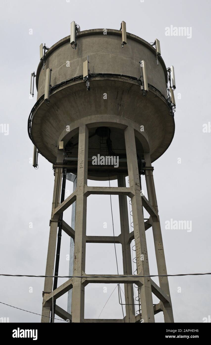 vecchia torre dell'acqua in cemento Foto Stock