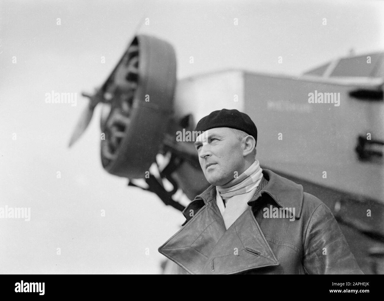 Aeroporto di Berlino - Tempelhof Descrizione: Il Sig. Steinbeck al Fokker F.XII OY-DIG Merkur Annotation: The Merkur è stato utilizzato con la compagnia aerea danese Det Danske Luftfartsselskab A/S Data: Ottobre 1934 posizione: Berlino, Germania Parole Chiave: Aviazione, motori, piloti, eliche, aerei, personale aeronautico, aeroporti Personale: Steinbeck, [...] nome istituzione: Berlino-Tempelhof Foto Stock