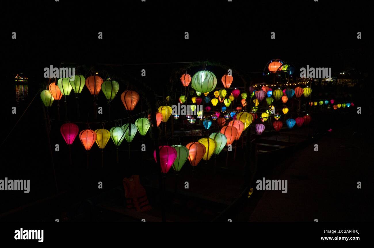 Lanterne si accendono di notte sulle barche a Hoi An, Vietnam. Famosa per la lanterna festival lungo il fiume. Foto Stock
