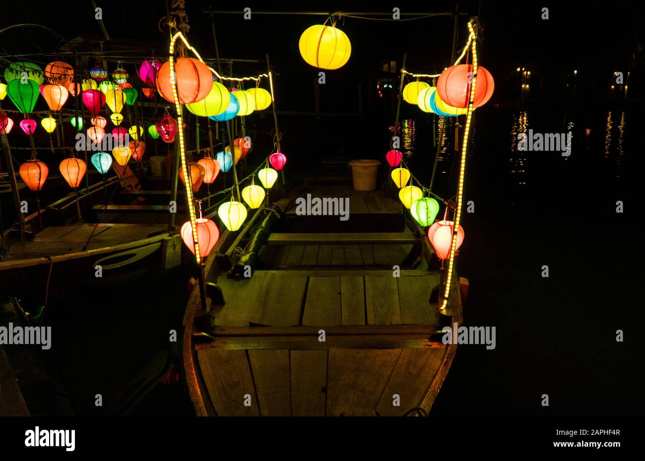 Lanterne si accendono di notte sulle barche a Hoi An, Vietnam. Famosa per la lanterna festival lungo il fiume. Foto Stock