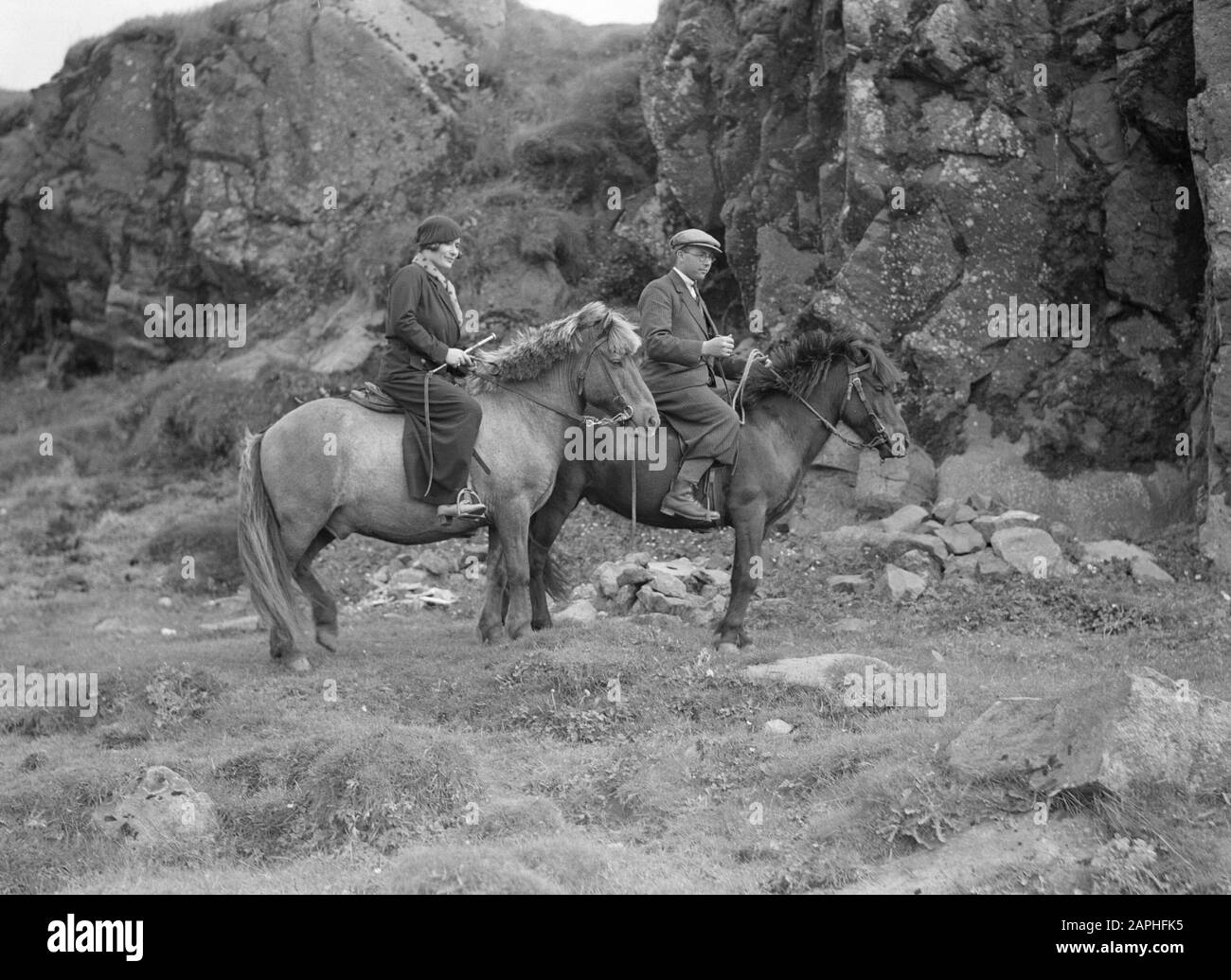 Islanda Descrizione: La guida islandese Jonsson e il giornalista Anita Joachim su una pony islandese in un paesaggio roccioso Data: 1934 posizione: Islanda Parole Chiave: Fotografi, giornalisti, paesaggi , pony, rocce, cavalieri Nome personale: Joachim, Anita, poll, William van de Foto Stock