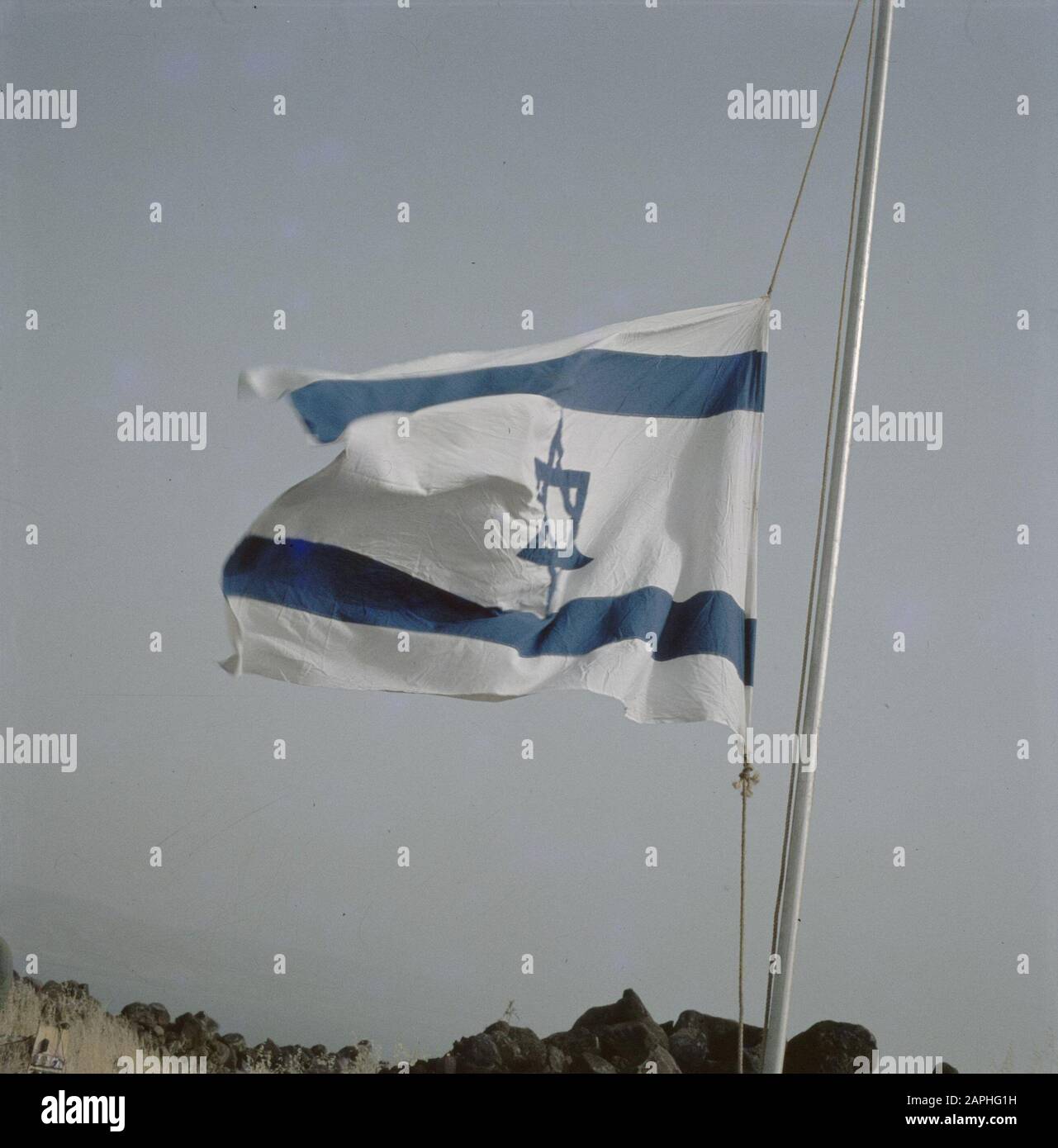 La bandiera israeliana Halfstick Data: 28 Apr 1963 Località: Israele Parole Chiave: Lutto, bandiere Foto Stock
