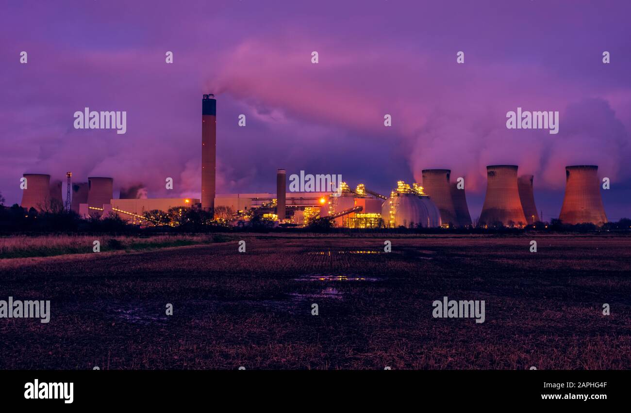 Drax, North Yorkshire, Regno Unito. Una fredda notte invernale in gennaio con le luci luminose di una centrale elettrica riflessa in un campo acquatico. Orizzontale Foto Stock