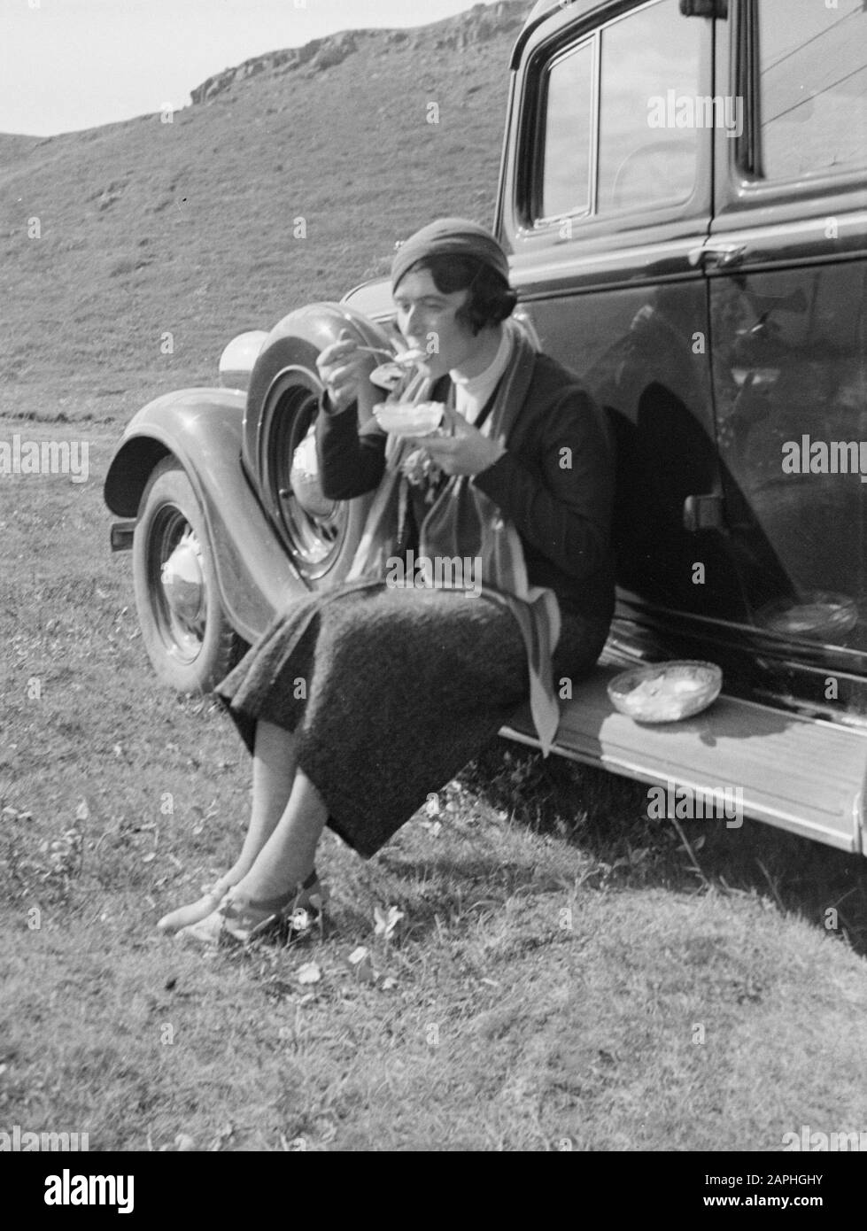 Islanda Descrizione: Il giornalista Anita Joachim al pasto sulla pedana di una macchina durante un tour insieme a Guglielmo del Poll durante il loro soggiorno in Islanda Data: 1934 luogo: Islanda Parole Chiave : automobili, giornalisti, pasti Nome personale: Joachim, Anita Foto Stock