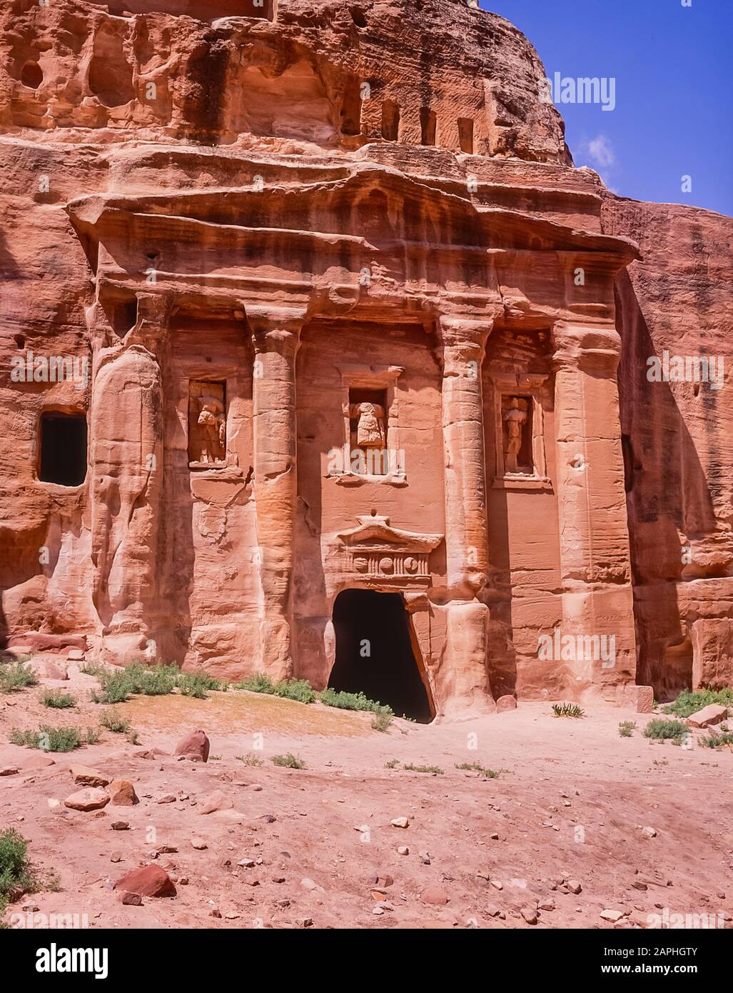 Giordania. Tempio di sepoltura del Centurion romano, sito patrimonio mondiale dell'UNESCO delle rovine e delle reliquie di Nabatean e Roman nella città desertica di Petra, molto utilizzato come film cinematografico come il Tempio di Doom dell'Indiana Jones, ora una popolare attrazione turistica Foto Stock