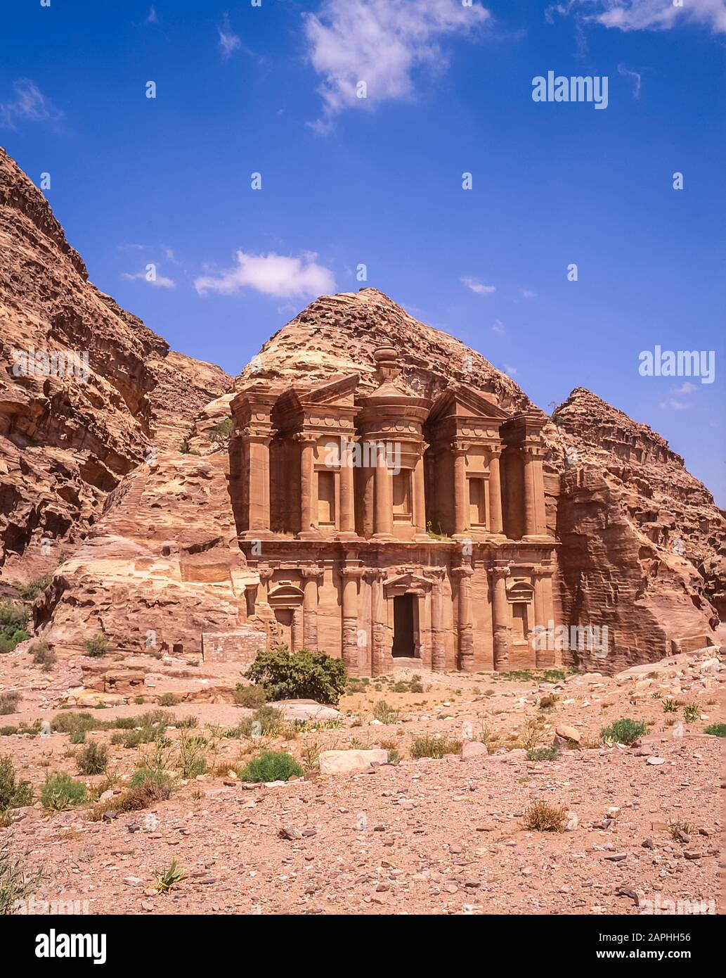 Giordania. L'edificio del Monastero, sito patrimonio dell'umanità dell'UNESCO, delle rovine e delle reliquie dei Nabatei e dei romani nella città desertica di Petra, utilizzato come set cinematografico come il Tempio di Doom dell'Indiana Jones, oggi una attrazione turistica molto popolare Foto Stock