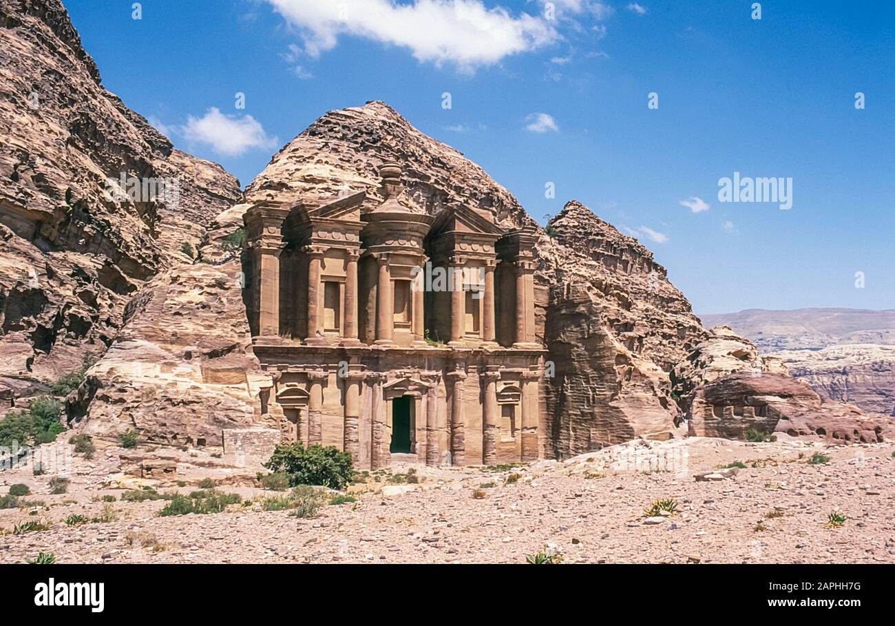 Giordania. L'edificio del Monastero, sito patrimonio dell'umanità dell'UNESCO, delle rovine e delle reliquie dei Nabatei e dei romani nella città desertica di Petra, utilizzato come set cinematografico come il Tempio di Doom dell'Indiana Jones, oggi una attrazione turistica molto popolare Foto Stock