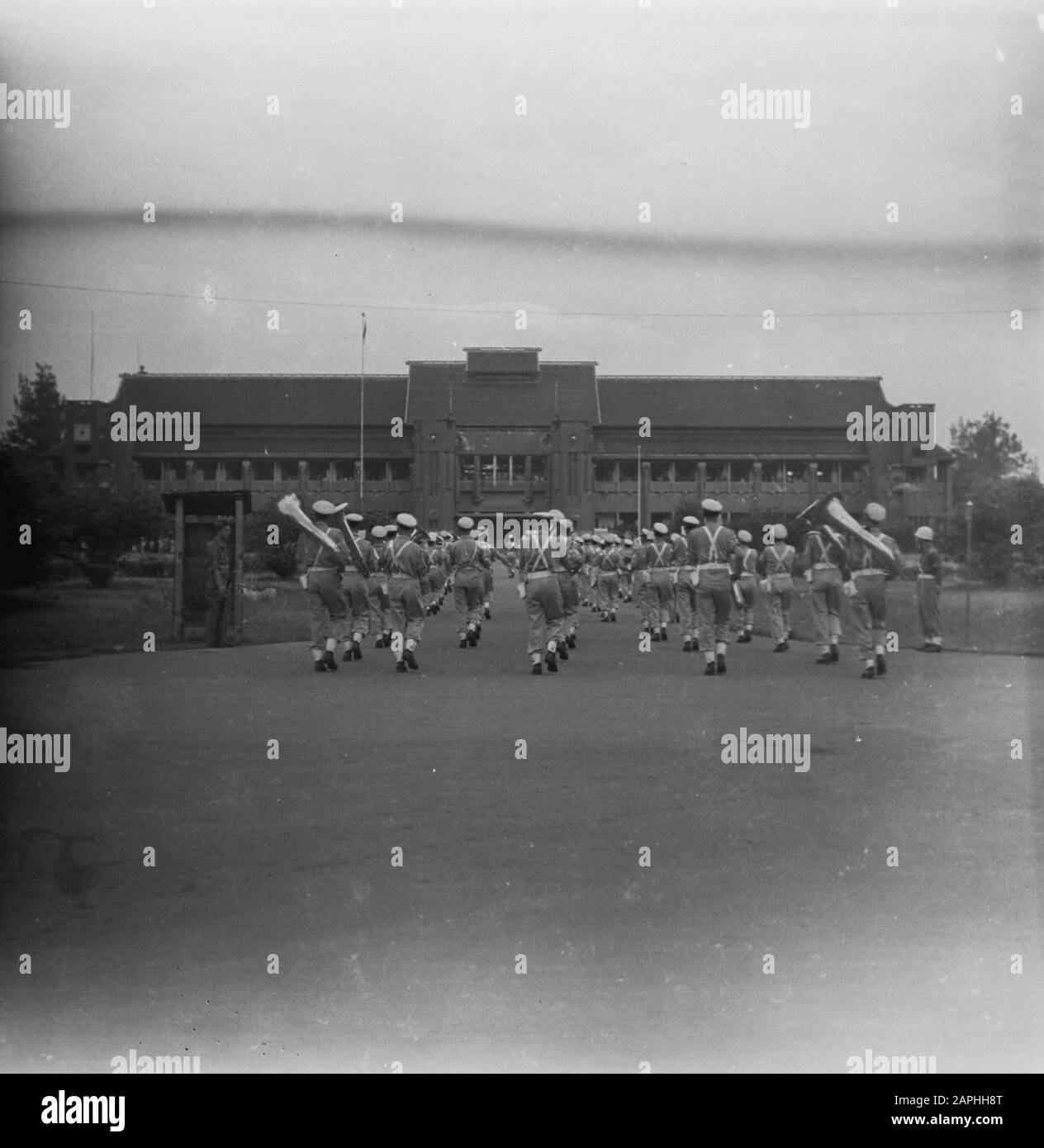 Visita Prince Bernhard Cappella a Surabaya Descrizione: [La cappella defilers di fronte a un edificio caserma] Annotazione: [Sleeve 676] La cappella è arrivata a Surabaya 26 febbraio e sinistra 28 marzo a Bali Data: Marzo 1947 posizione: Indonesia, Indie orientali olandesi, Surabaya Foto Stock