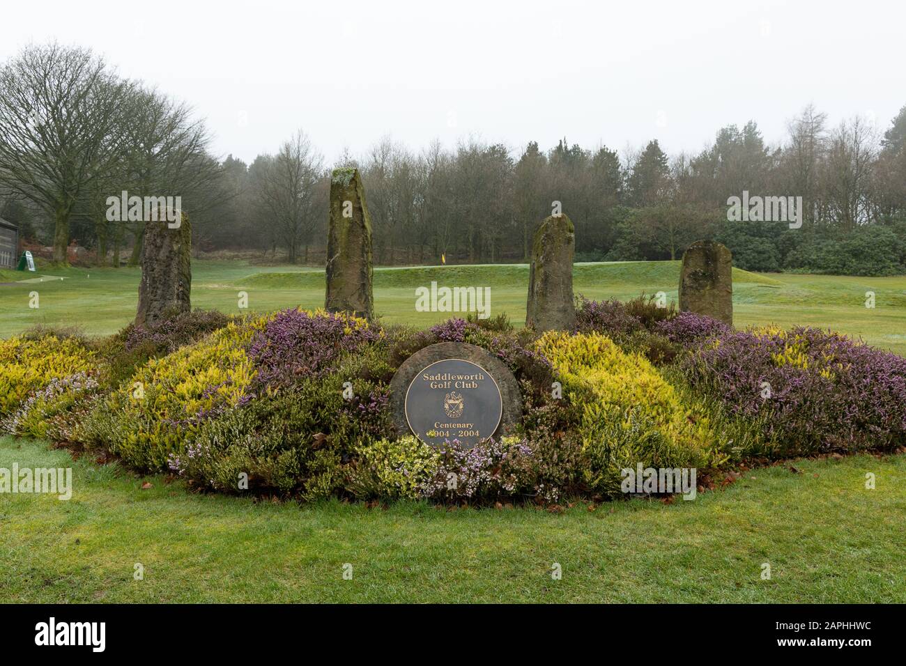 Il monumento centenario al Saddleworth Golf Club, che celebra 100 anni di golf dal 1904. Foto Stock