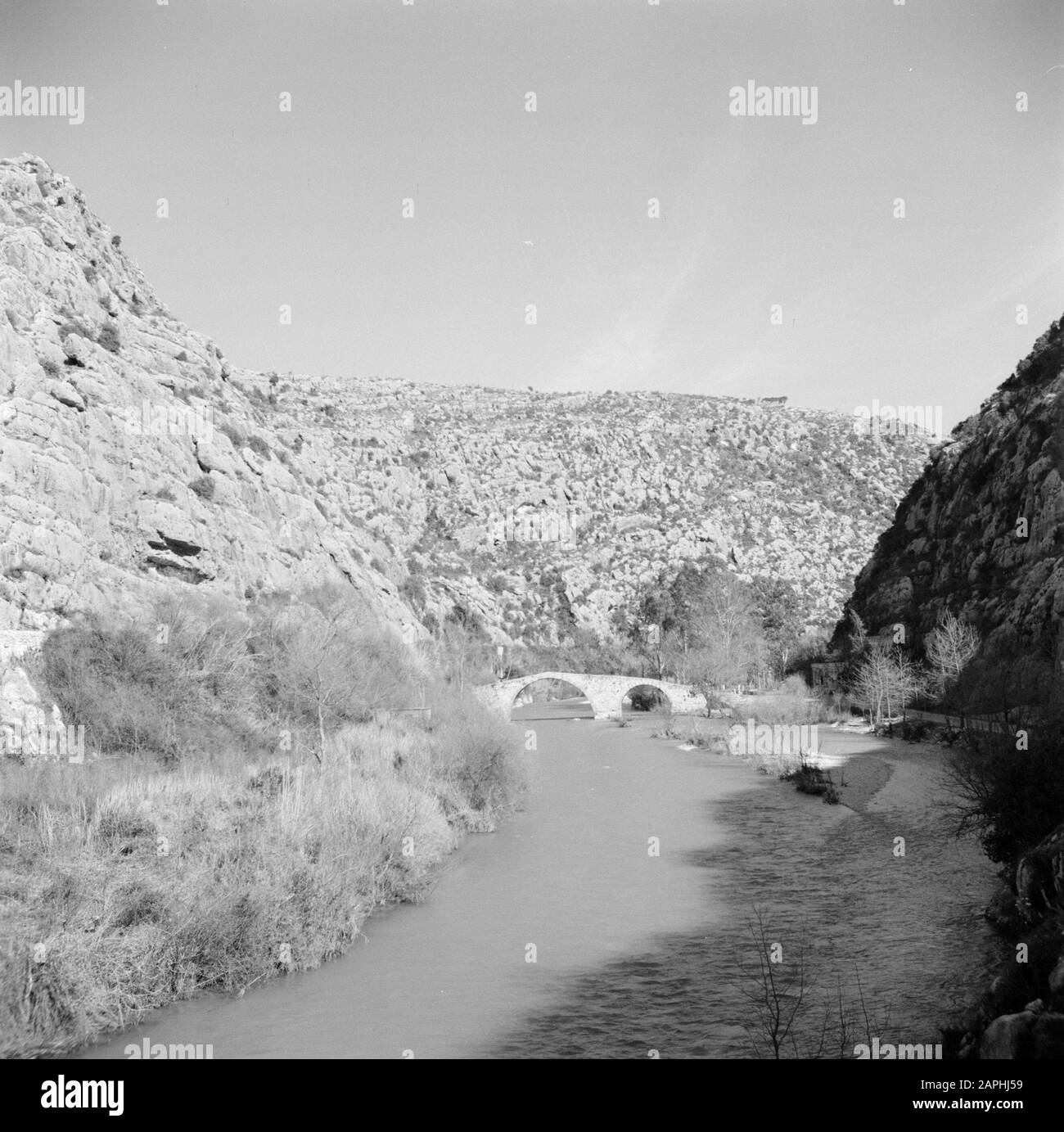 Medio Oriente 1950-1955: Libano Descrizione: La gola e un ponte sul fiume Nahr el Kelb Data: 1950 luogo: Libano, Nahr El Kelb Parole Chiave: Ponti, fiumi Foto Stock
