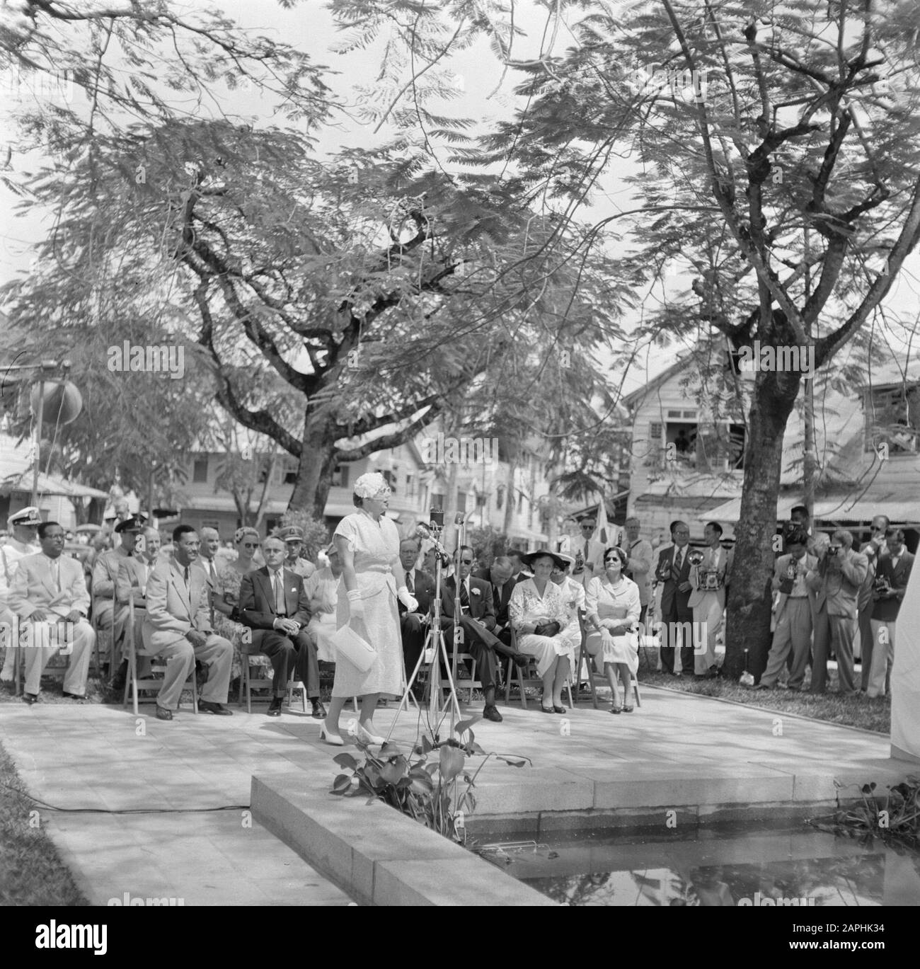 Antille Olandesi e Suriname al momento della visita reale della Regina Juliana e del Principe Bernhard nel 1955 Descrizione: La Regina dà un discorso all'inaugurazione di una statua su Sivaplein Annotazione: L'immagine rappresenta tre ragazze ed è un simbolo di gratitudine olandese Data: 5 ottobre 1955 Ubicazione: Paramaribo, Suriname Parole Chiave: Visite, regine, discorsi Nome personale: Juliana, regina, Savak Plein Foto Stock