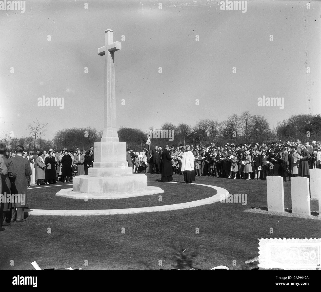 Visita dei bambini britannici nel nostro paese, il cui padre è morto qui durante la seconda guerra mondiale Lunedì i bambini hanno visitato le tombe dei loro padri in varie città e villaggi dei Paesi Bassi. Kreslegging al cimitero di guerra a Nijmegen Data: 17 aprile 1955 posizione: Nijmegen Parole Chiave: Cimiteri, commemorazioni, bambini, wreaths, Seconda guerra mondiale Foto Stock