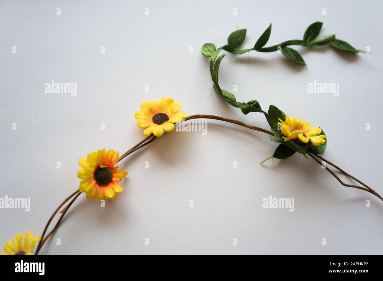 Disposizione floreale in seta con foglie su sfondo bianco in luce naturale. Foto Stock