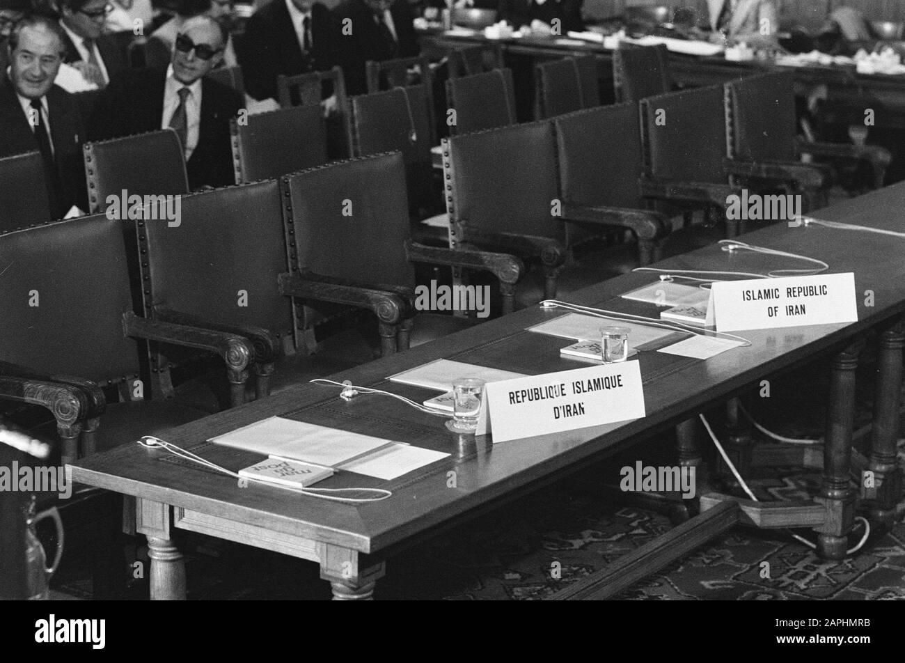 Udienza Corte internazionale di giustizia nel Palazzo della Pace dell'Aia in merito alla vicenda degli ostaggi in Iran Descrizione: I seggi vuoti della delegazione iraniana Data: 10 dicembre 1979 luogo: L'Aia, Sud-Olanda Parole Chiave : delegazioni, delegazioni, audizioni, tribunali Nome dell'istituzione: Palazzo della Pace Foto Stock