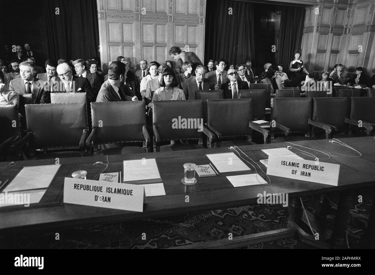 Udienza Corte Internazionale di Giustizia nel Palazzo della Pace dell'Aia per quanto riguarda la vicenda degli ostaggi in Iran Descrizione: I seggi vuoti della delegazione iraniana che non sono comparsi Data: 10 dicembre 1979 luogo: L'Aia, Sud Olanda Parole Chiave: Deputati, audizioni, tribunali Nome dell'istituzione: Palazzo della Pace Foto Stock