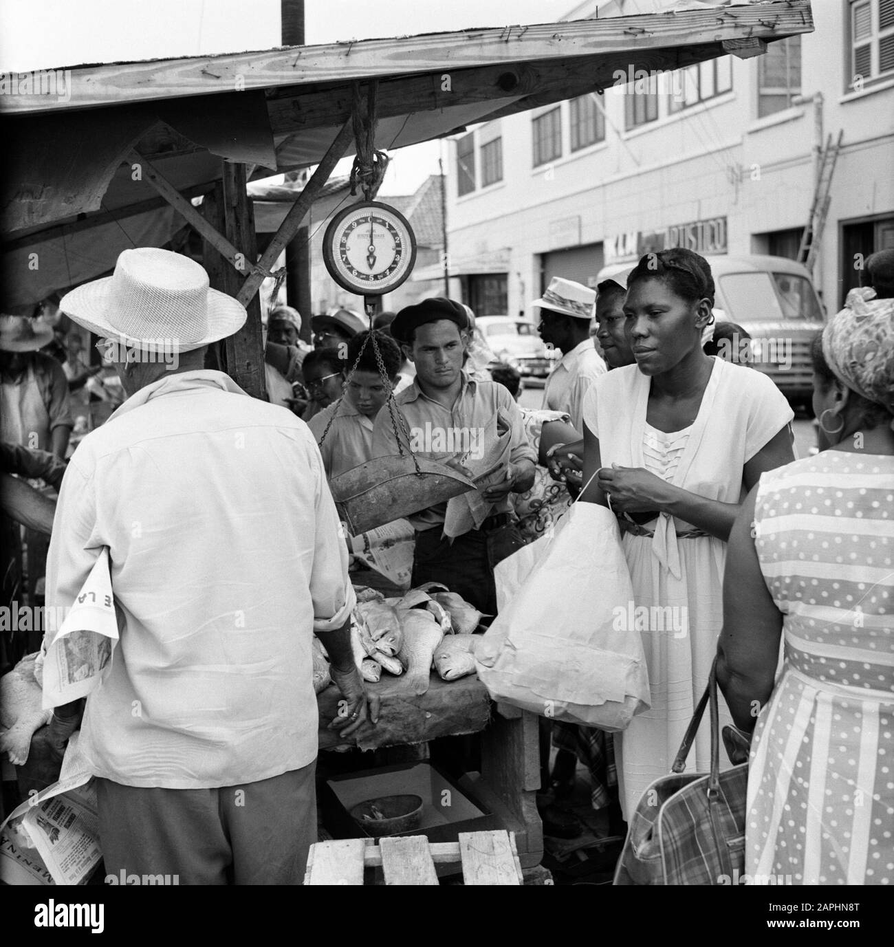 Antille Olandesi e Suriname al momento della visita reale della Regina Juliana e del Principe Bernhard nel 1955 Descrizione: Il mercato al De Ruyterkade in Willemstad Annotazione: Il molo è ora chiamato Sha Caprileskade Data: Ottobre 1955 posizione: Curaçao, Willemstad Parole Chiave: Mercati Foto Stock