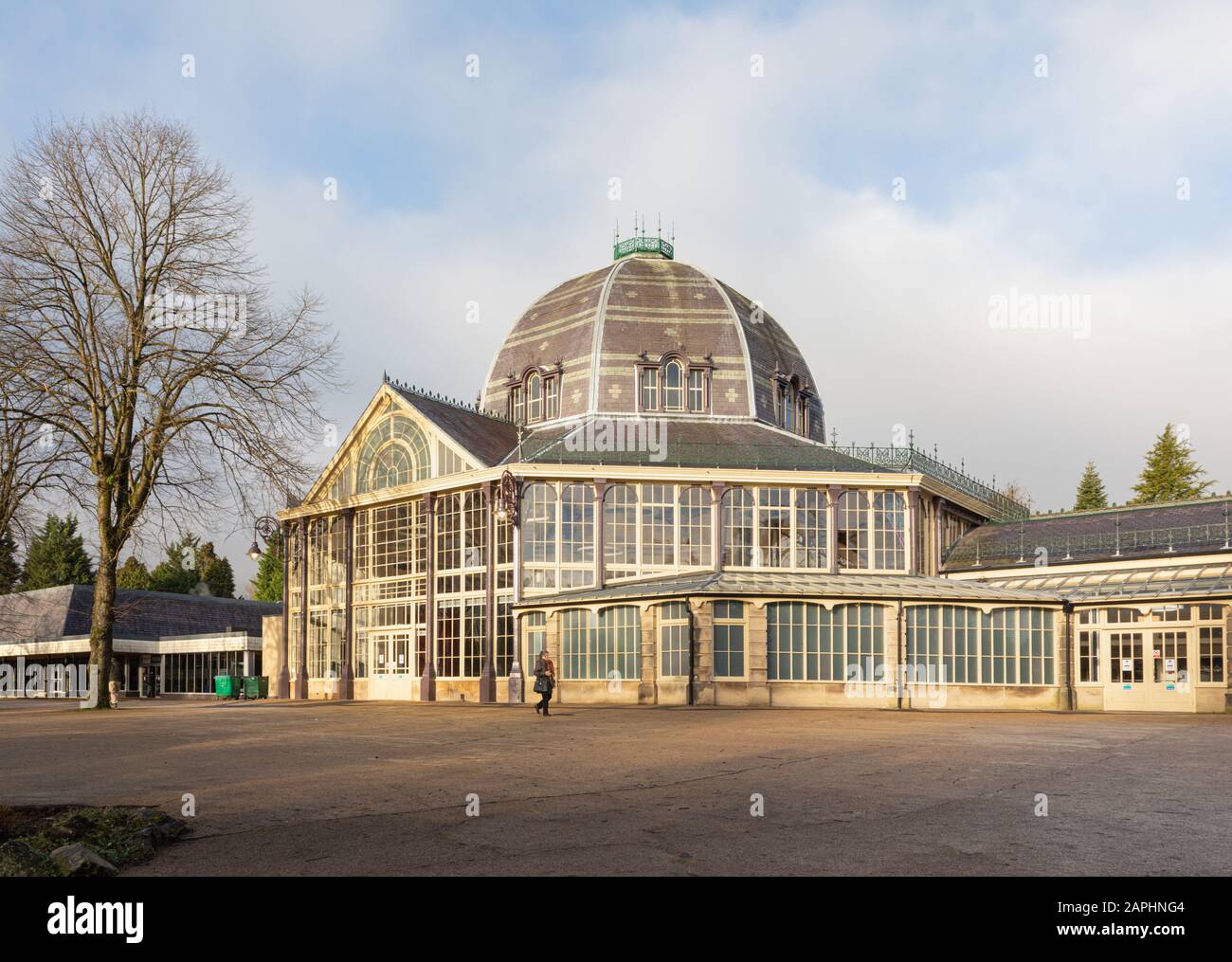 Buxton, Derbyshire, Regno Unito: L'Octagon nei Pavilion Gardens è un edificio iconico a Buxton. È classificato di grado II ed è utilizzato per eventi pubblici. Foto Stock