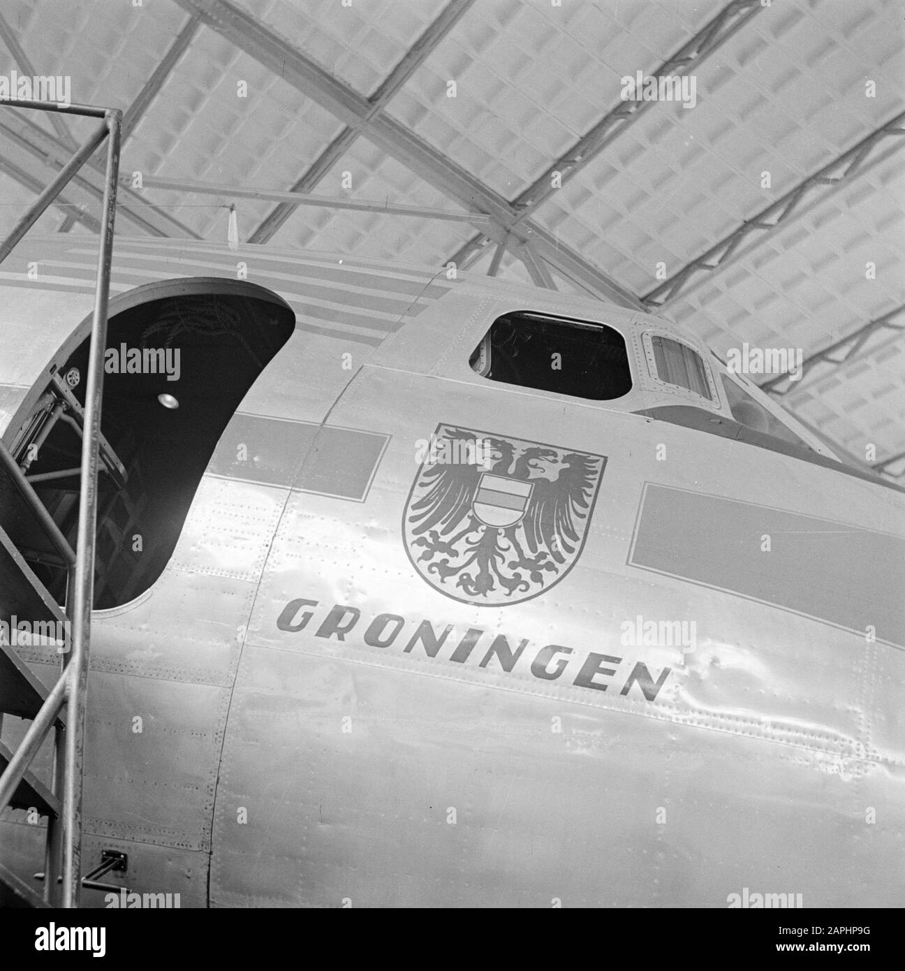Stile aziendale ed emblemi KLM Descrizione: Il nome dell'aeromobile a quattro motori KLM DC-4 passeggeri 'Groningen' numero di registrazione PH-DBL all'aeroporto di Schiphol Data: Agosto 1951 Località: Noord-Holland, Schiphol Parole Chiave: Emblemi, loghi, aeroplani Nome personale: Groningen Foto Stock