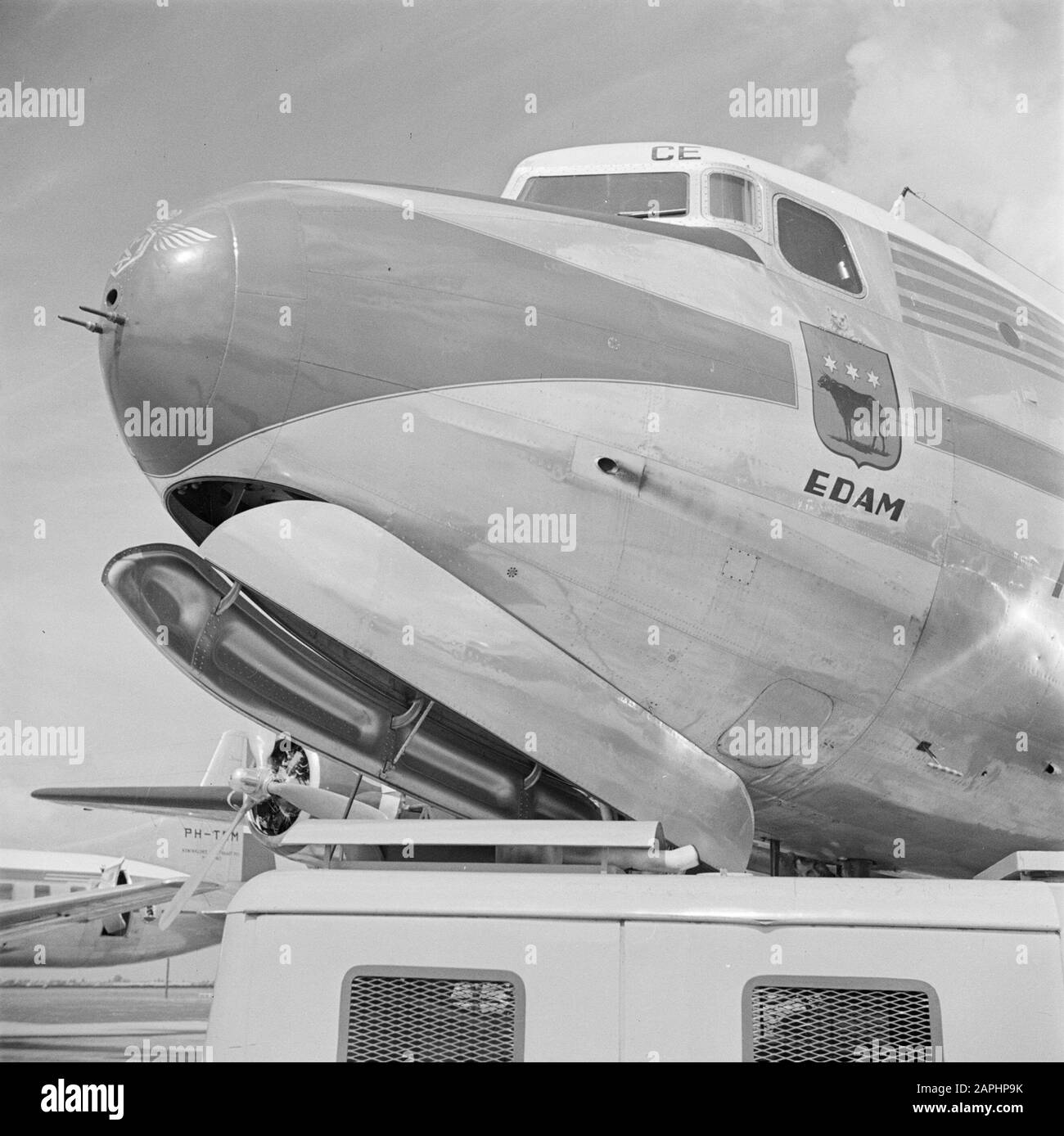 Stile aziendale ed emblemi KLM Descrizione: Il nome dell'aeromobile a quattro motori KLM DC-4 passeggeri 'Edam' numero di registrazione PH-DBE all'aeroporto di Schiphol Data: Agosto 1951 Località: Noord-Holland, Schiphol Parole Chiave: Emblemi, loghi, aeroplani Nome personale: Edam Foto Stock