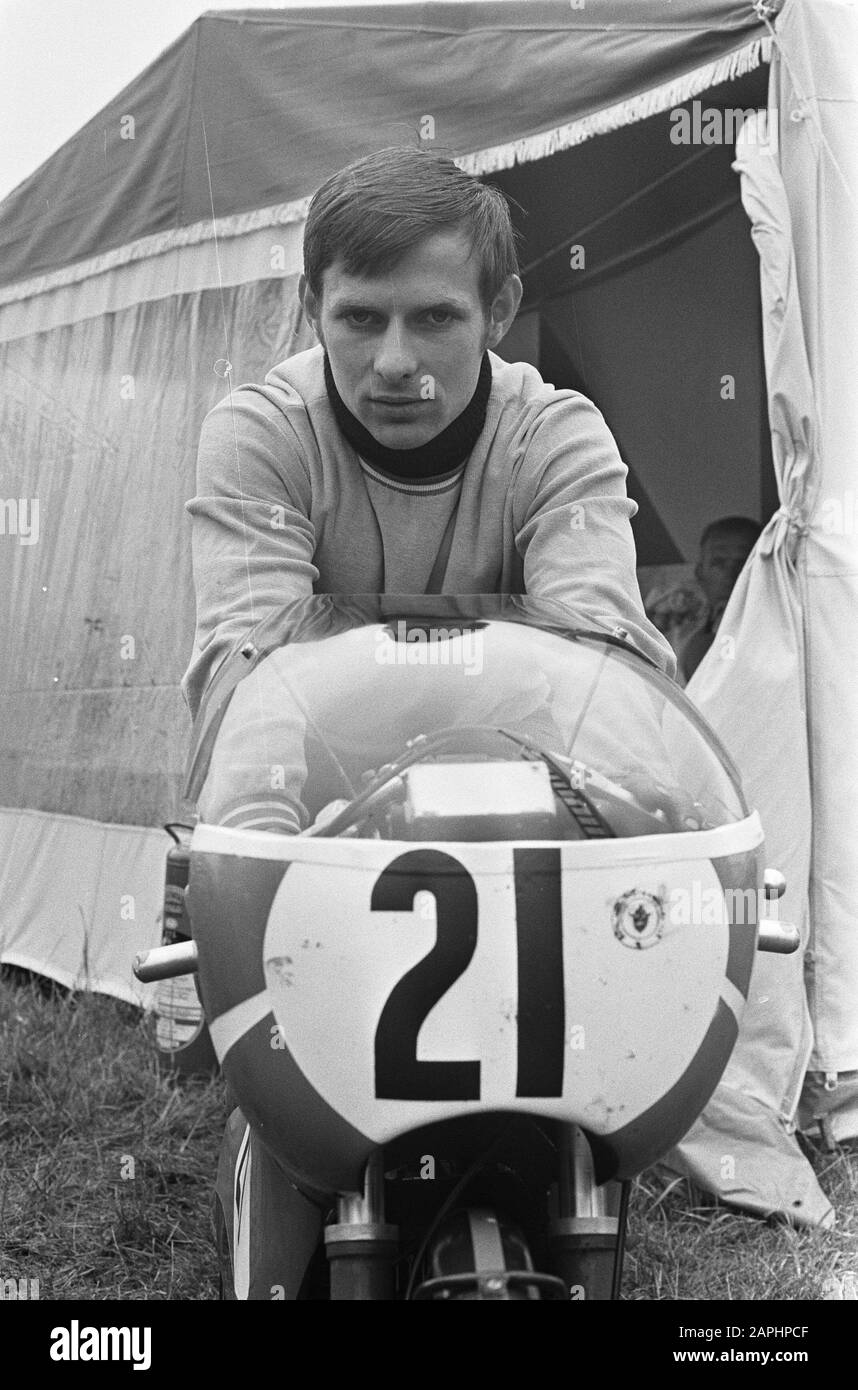 TT Assen 1969 - training Descrizione: The Dutchman Aalt Tursen, capo della squadra di fabbrica Van Veen-Kreidler Data: 26 giugno 1969 posizione: Assen, Drenthe Parole Chiave: Circuiti, squadre di fabbrica, headmen, motociclisti, motorsport, ritratti Nome personale: Toersen, Aalt Foto Stock