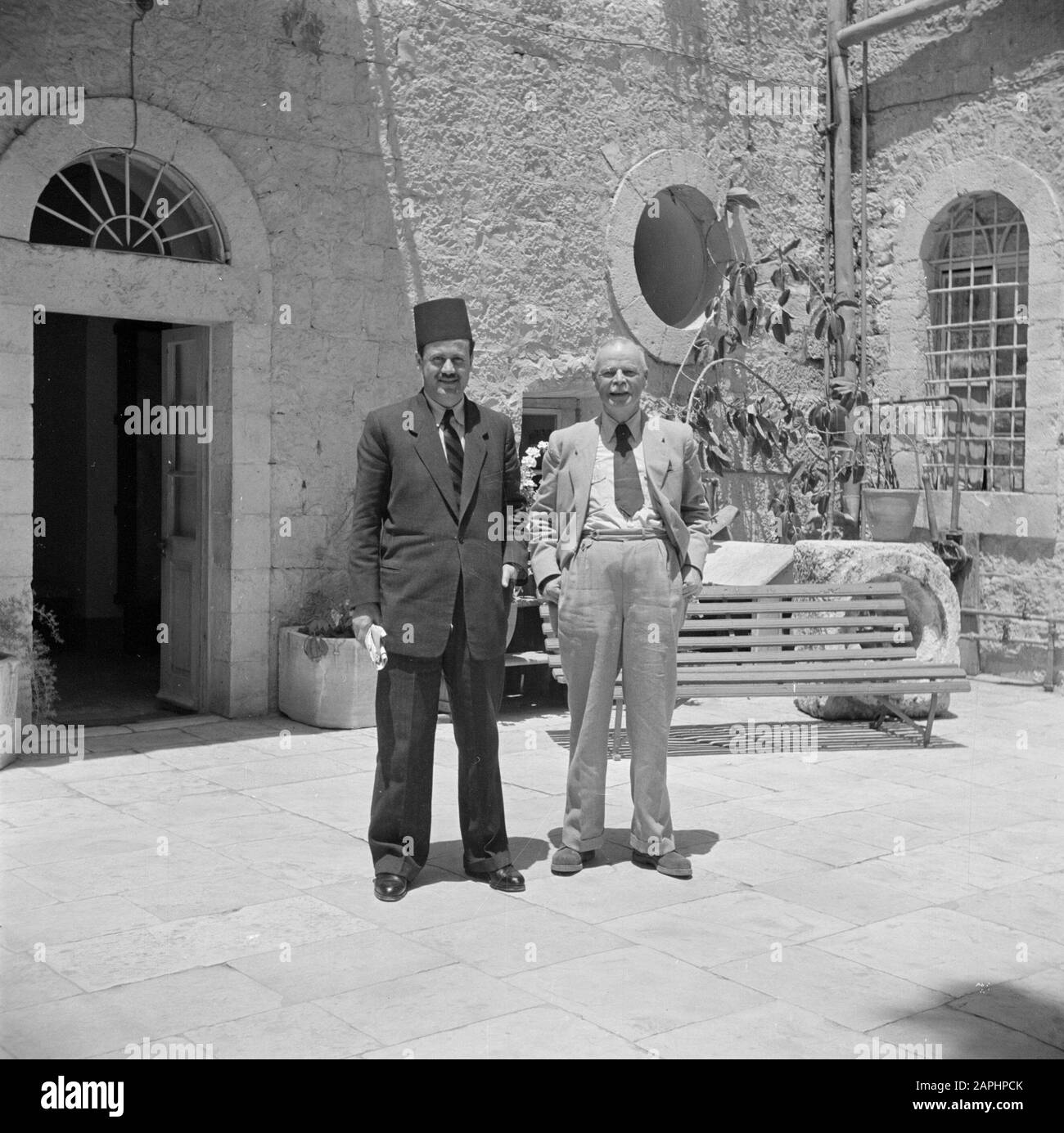 Israele 1948-1949 Descrizione: Il console generale olandese in Israele dr. J.A. Nederbragt insieme ad Abdullh Bey el Tell Data: 1948 luogo: Israele Parole Chiave: Architettura, porte, diplomatici, edifici, ritratti, finestre Nome personale: Abdullh Bey el Tell, nederbragt, dr. J.A. Foto Stock Israele 1948-1949 Descrizione: Il console generale olandese in Israele dr. J.A. Nederbragt insieme ad Abdullh Bey el Tell Data: 1948 luogo: Israele Parole Chiave: Architettura, porte, diplomatici, edifici, ritratti, finestre Nome personale: Abdullh Bey el Tell, nederbragt, dr. J.A. Foto Stock