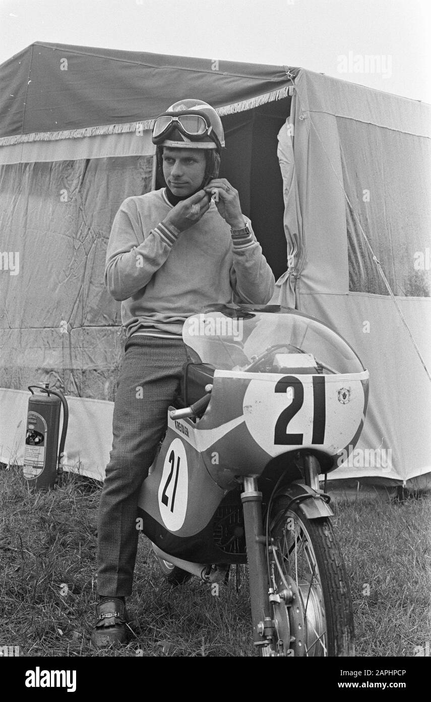 TT Assen 1969 - training Descrizione: The Dutchman Aalt Tursen, capo della squadra di fabbrica Van Veen-Kreidler Data: 26 giugno 1969 posizione: Assen, Drenthe Parole Chiave: Circuiti, squadre di fabbrica, headmen, motociclisti, motorsport, ritratti Nome personale: Toersen, Aalt Foto Stock