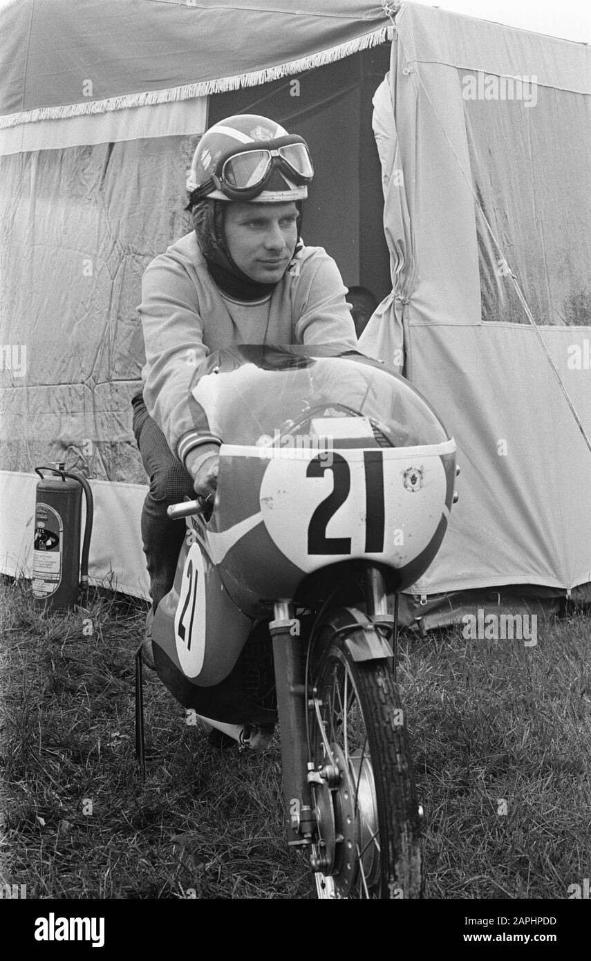 TT Assen 1969 - training Descrizione: The Dutchman Aalt Tursen, capo uomo della squadra di fabbrica Van Veen-Kreidler Data: 26 giugno 1969 posizione: Assen, Drenthe Parole Chiave: Squadre di fabbrica, headmen, motorsport, ritratti Nome personale: Toersen, Aalt Foto Stock