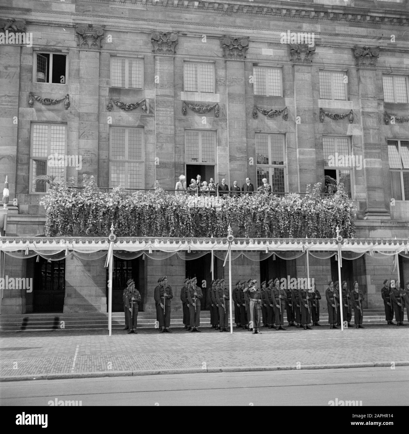 Abdication Queen Wilhelmina Descrizione: La nuova regina con la sua famiglia sul balcone del palazzo, dopo che la principessa Wilhelmina si è ritirata. Inoltre, i tre leader della depgation dai territori d'oltremare: Dr.Dr.F. da Costa Gomez (Curacao), sig.. DESTRA Pos (Suriname) e Prof.dr. T.H. Husein Djajadiningrat (Indonesia), primo ministro Dr. W. Drees e Prof.mr. R. Kranenburg, Presidente del Senato il palazzo ha co-firmato l'atto di abdicazione Data: 4 settembre 1948 luogo: Amsterdam, Noord-Holland Parole Chiave: Abdicazioni, balconi, regine, casa reale, militare, ministri, palazzi Foto Stock