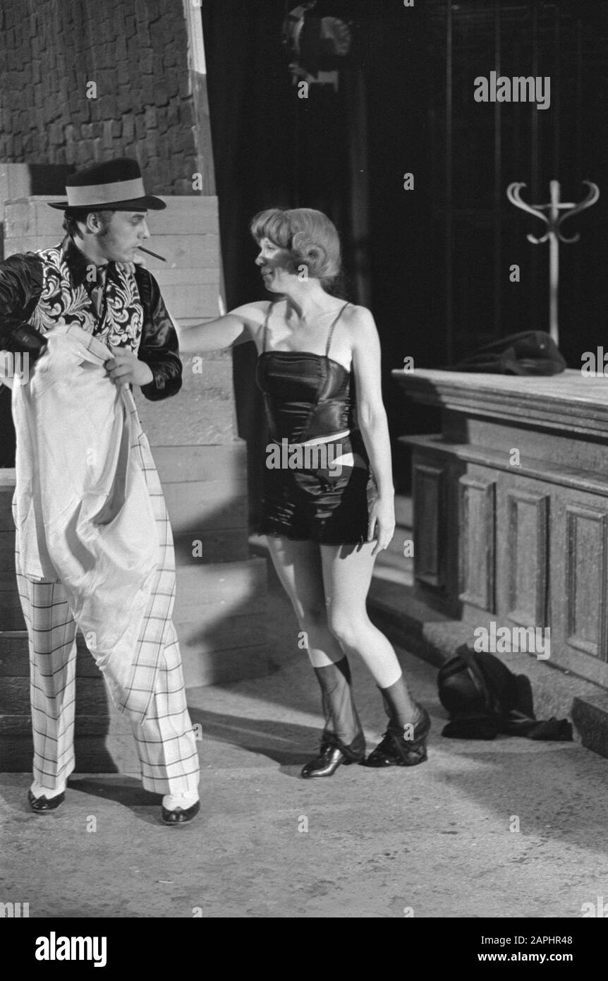 La NOS TV attualmente registra il pezzo Treppauf und Treppab di Kurt Weil e Bertold Brecht, la direzione è nelle mani di Wilhelmina Hedeman. Nella foto Inge Frohlich come Halleluja Lil con Jos Coenen come Macky Messer/Bil. Il gioco sarà trasmesso in dicembre Annotazione: Hallelujah Lil (=Leger des Salvation Lieutenante Lillian Holiday) Data: 10 novembre 1975 Parole Chiave: Attori, attrici, giochi televisivi, stage Nome personale: Coenen, Jos, Frohlich, Inge Foto Stock