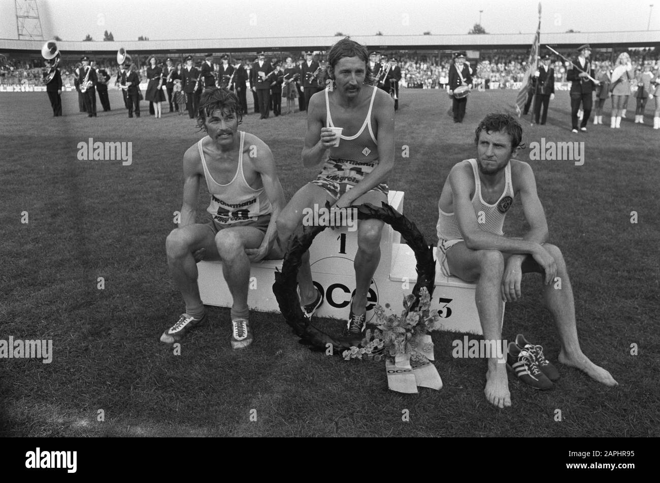 La Marathon van Enschede 1975 Descrizione: Nn. 1, 2 e 3 esausti seduti sul palco onorario. Alexander Keith, Ron Hill E Brenton Norman. Data: 31 agosto 1975 luogo: Enschede, Overijssel Parole Chiave: Corsa, huldigingenstadums, maratona Foto Stock