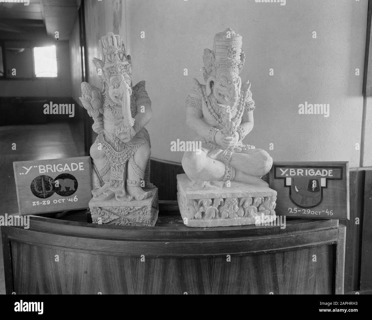 Viaggio in mare della Y-Brigade con la Boissevain da Bali a Palembangs (Sumatra) serie 2nd Descrizione: L'elefante Gadja Merah, simbolo dei battaglioni KNIL Fanteria X, XI e XII, che facevano parte della Y-Brigade, con piatti commemorativi del viaggio da Bali a Palembangs, con emblemi del Reggimento Stoottroop e Gadjah Merah, Data destra: 29 ottobre 1946 Ubicazione: Indonesia, Indie Orientali Olandesi Foto Stock