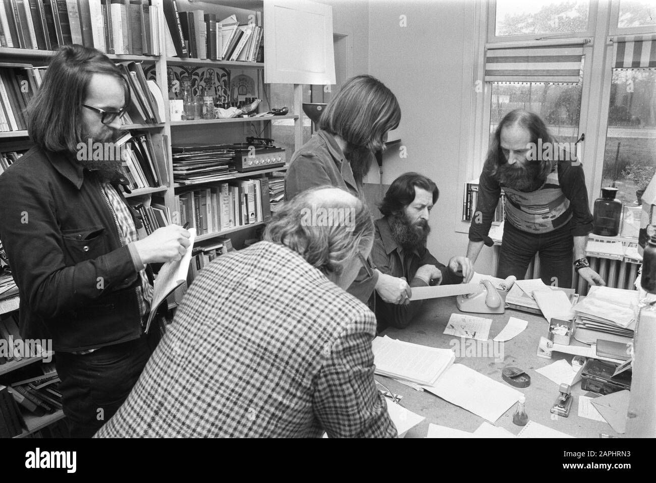 De ha licenziato il direttore Dennendal Carel Muller parla con Jan Mulder (membro dello staff, 2nd da sinistra) della situazione Data: 11 febbraio 1974 Località: Utrecht, Zeist Parole Chiave: Occupazioni, cliniche, disabili mentali Nome personale: Mulder, Jan, Muller, Carel Foto Stock