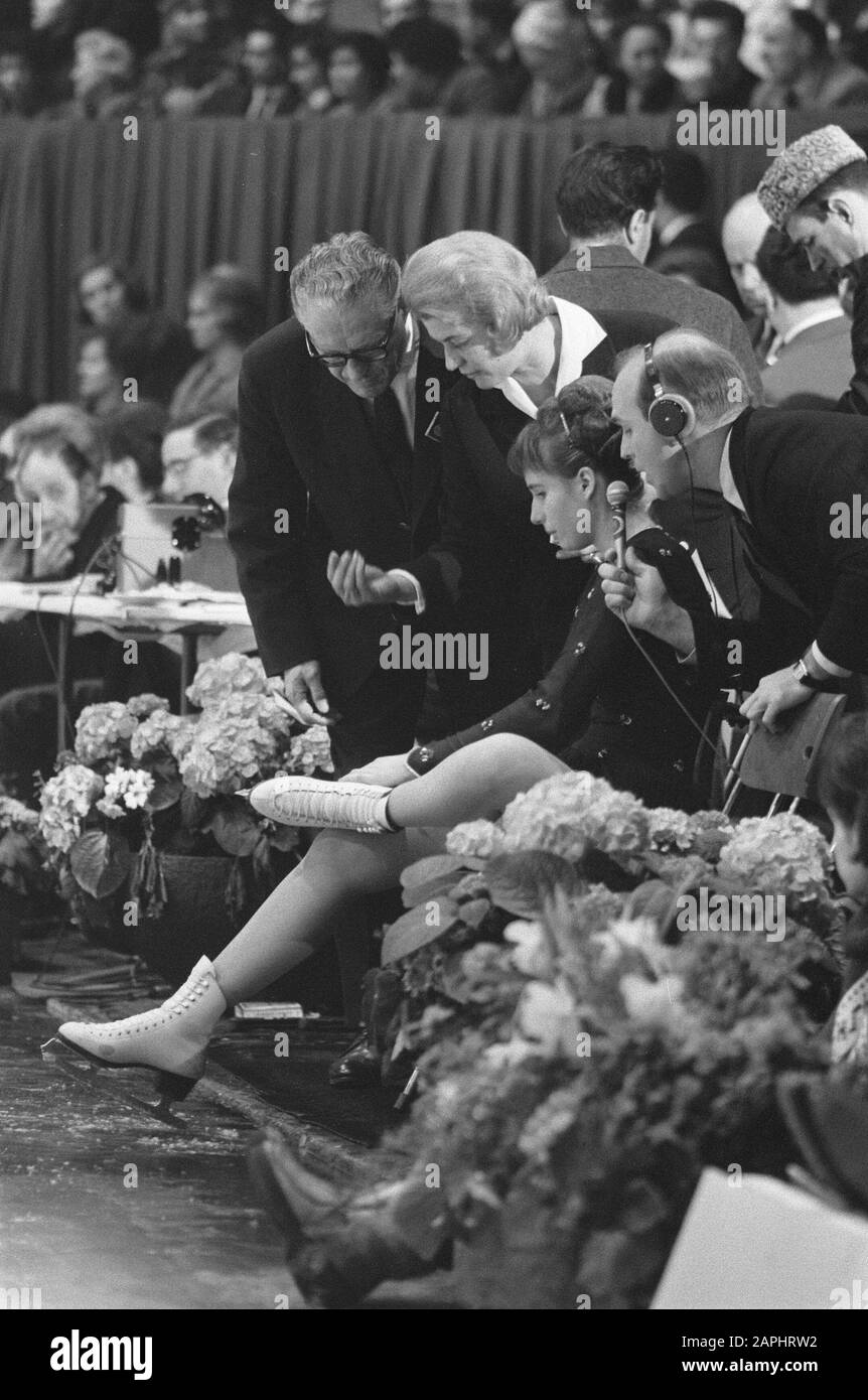 World Figure Skating Championship 1964 a Dortmund Descrizione: Austrian Regina Heitzer mostra il suo skate Data: 29 Febbraio 1964 Località: Dortmund, Germania Parole Chiave: Pattinaggio su ghiaccio, sport, competizioni Nome personale: Heitzer, Regine Foto Stock