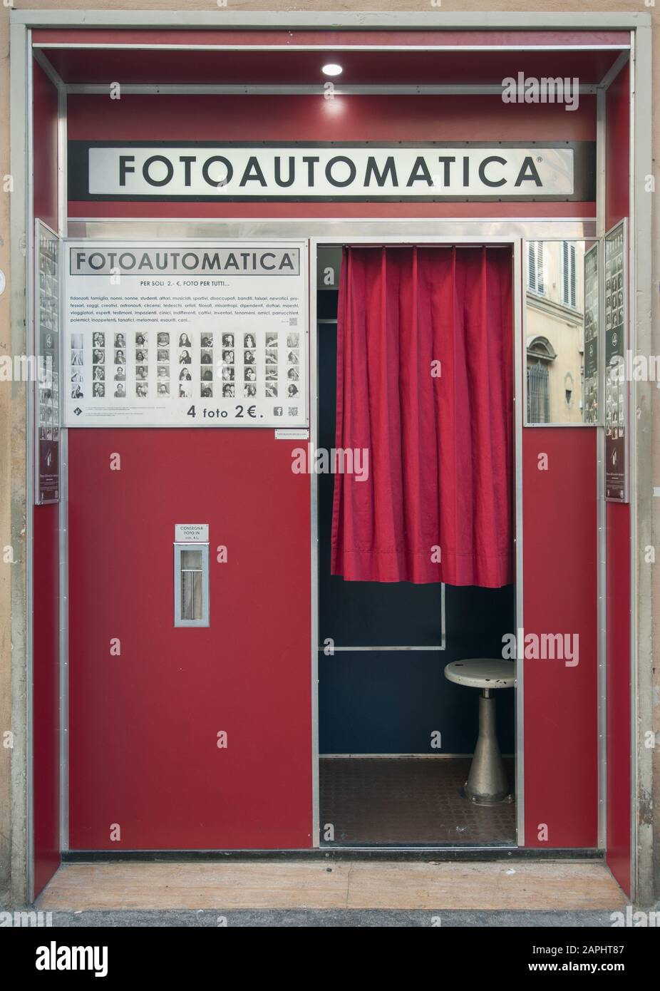 Firenze, Italia - 2020, 19 gennaio: Distributore automatico di vecchie cabine fotografiche in una strada della città. Fornisce foto passaporto in pochi minuti. Foto Stock