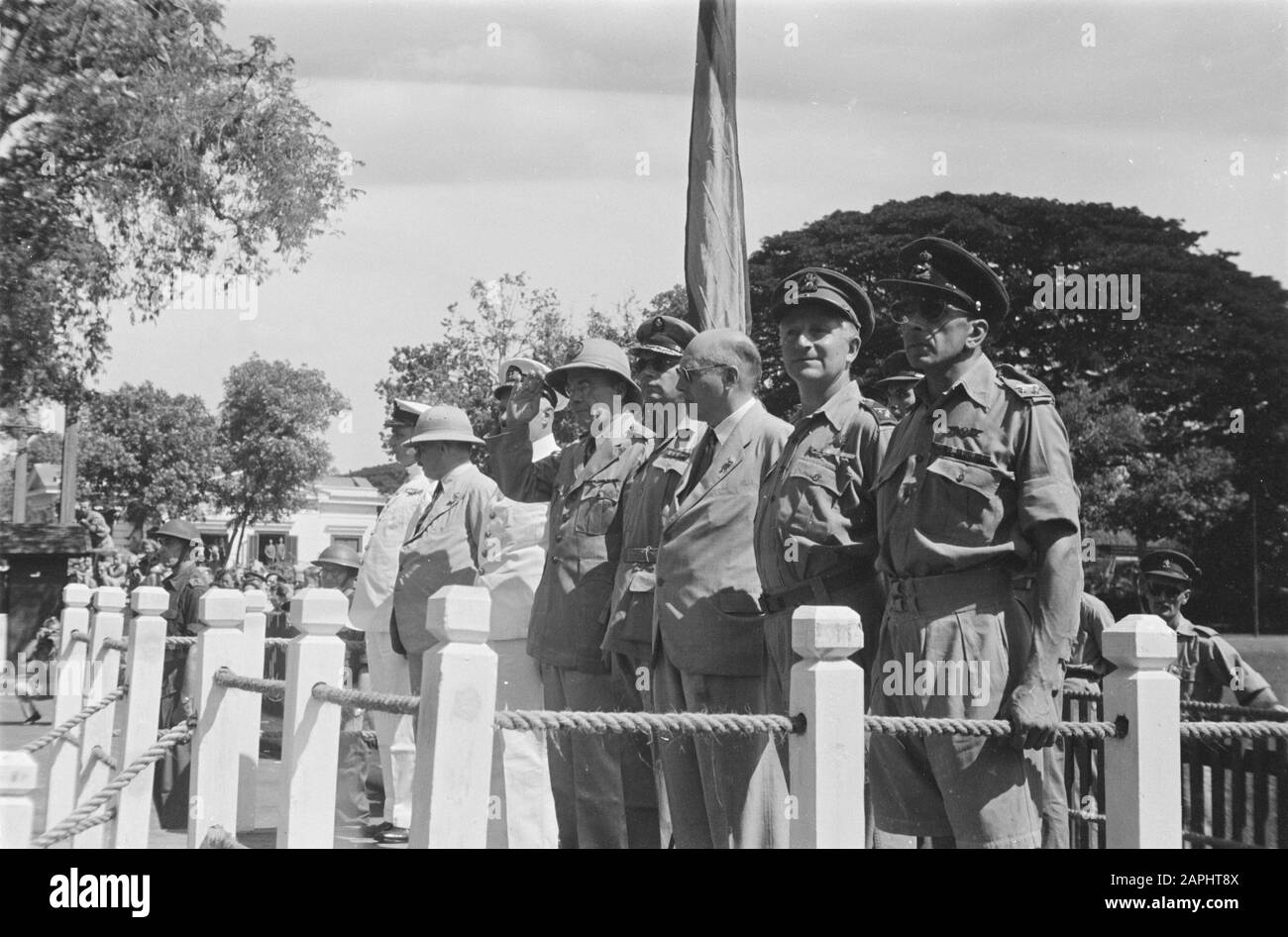 Parade per il compleanno della principessa Juliana Descrizione: La parata sarà vista da a.o. L'ammiraglio posteriore Salm, il commissario generale Van Poll, il vice-ammiraglio Pinke, tenente governatore generale Van Mook, il comandante dell'esercito generale Spoor e il commissario generale Schermerhorn, un colonnello e un tenente colonnello. [2nd da destra è col. (Gen-staff) P (ieter) .G (erard) .C (ornelis) .A (lexander). Van der Speck-o (') breen (1897, Wieringen-1961, Schattenberg), poi comandante), poi comandante di Schattenberg. Fonte: 1947-05-03 Nuova corrente, p. 1, no 106, sabato, 2nd edizione] Data: Foto Stock