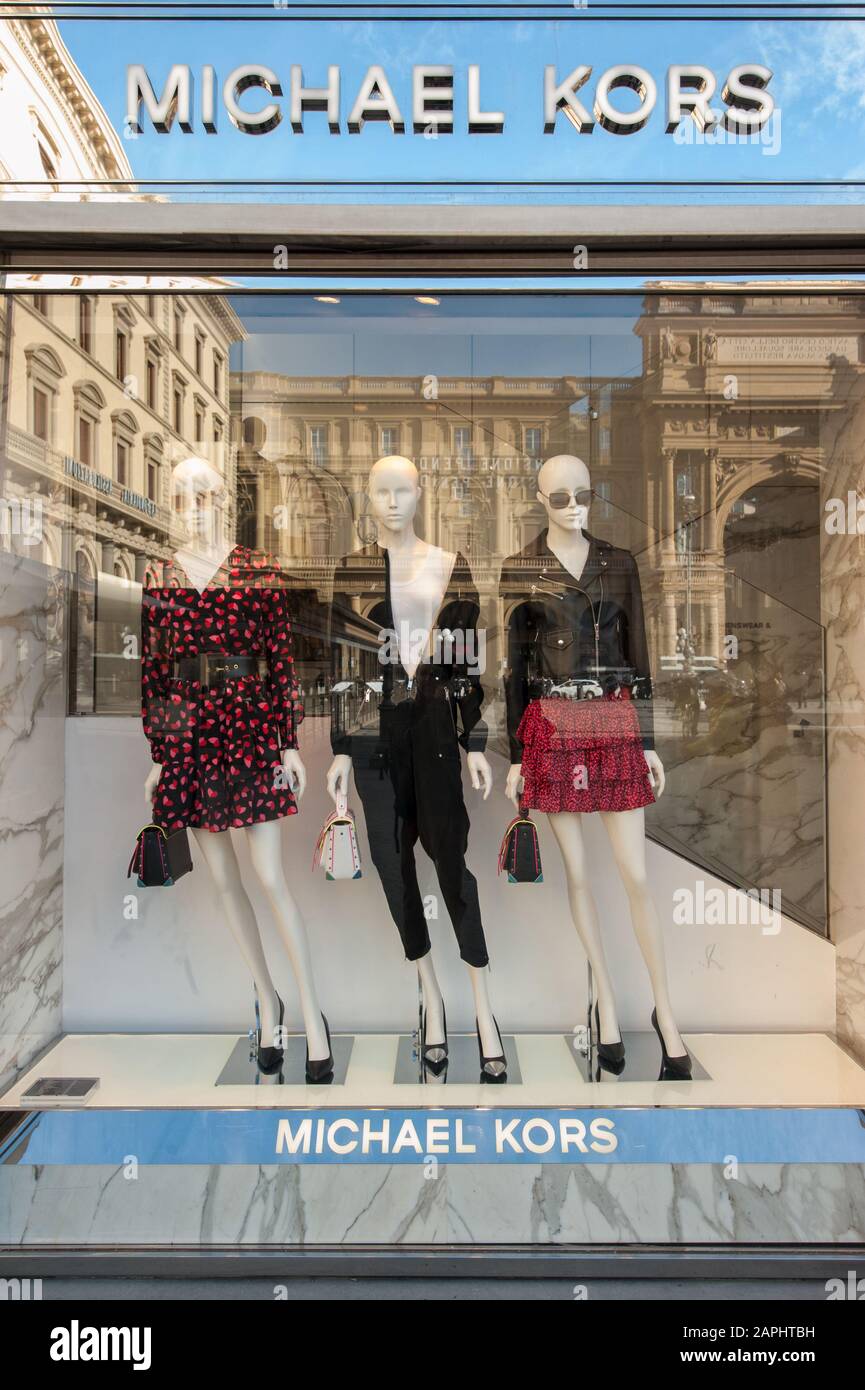 Firenze, Italia - 2020, 19 gennaio: Abbigliamento, scarpe, borsa e accessori in una boutique di moda Michael Kors. Paesaggio urbano riflesso nelle finestre. Foto Stock