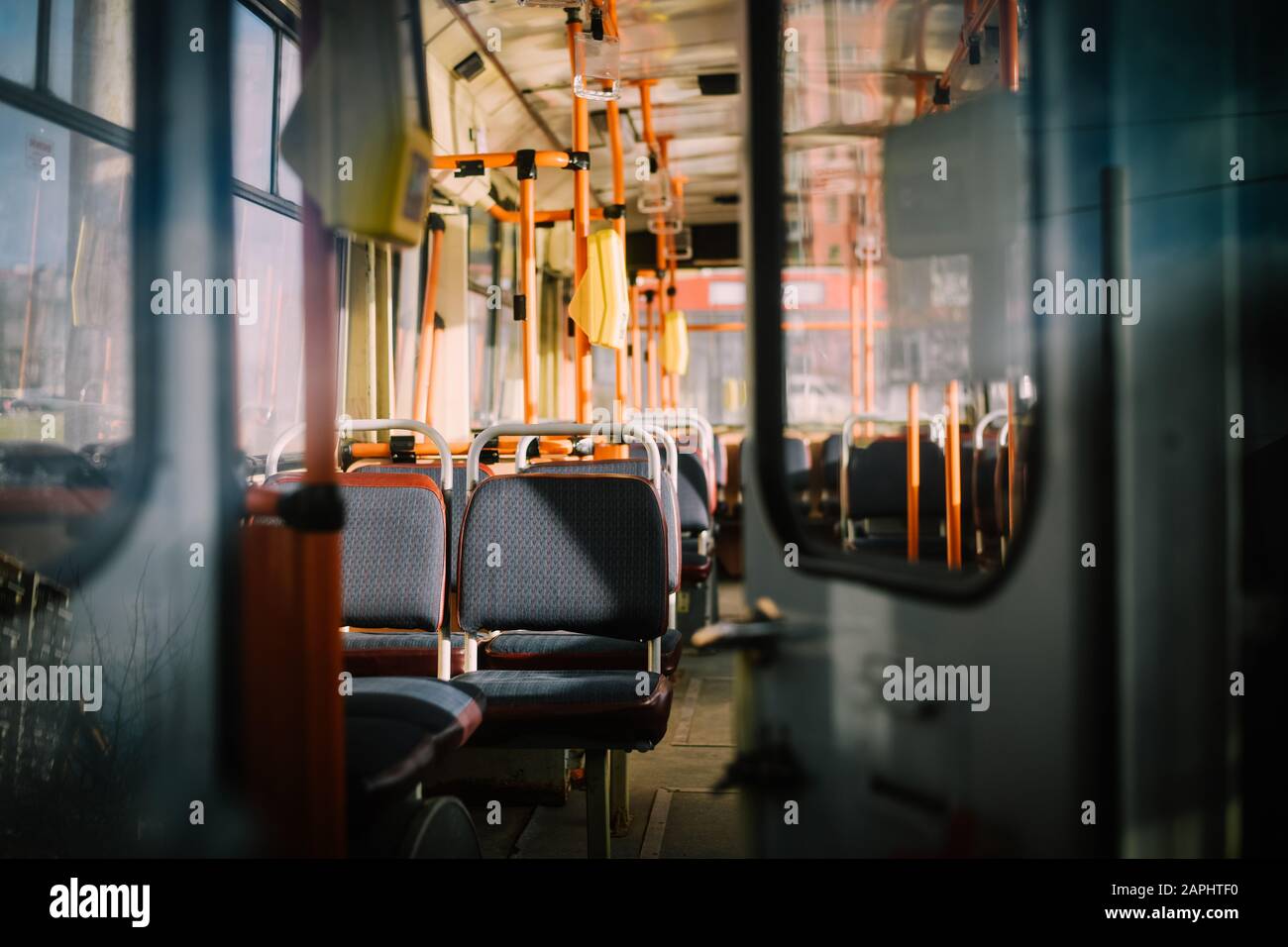 Interno filobus con posti vuoti Foto Stock