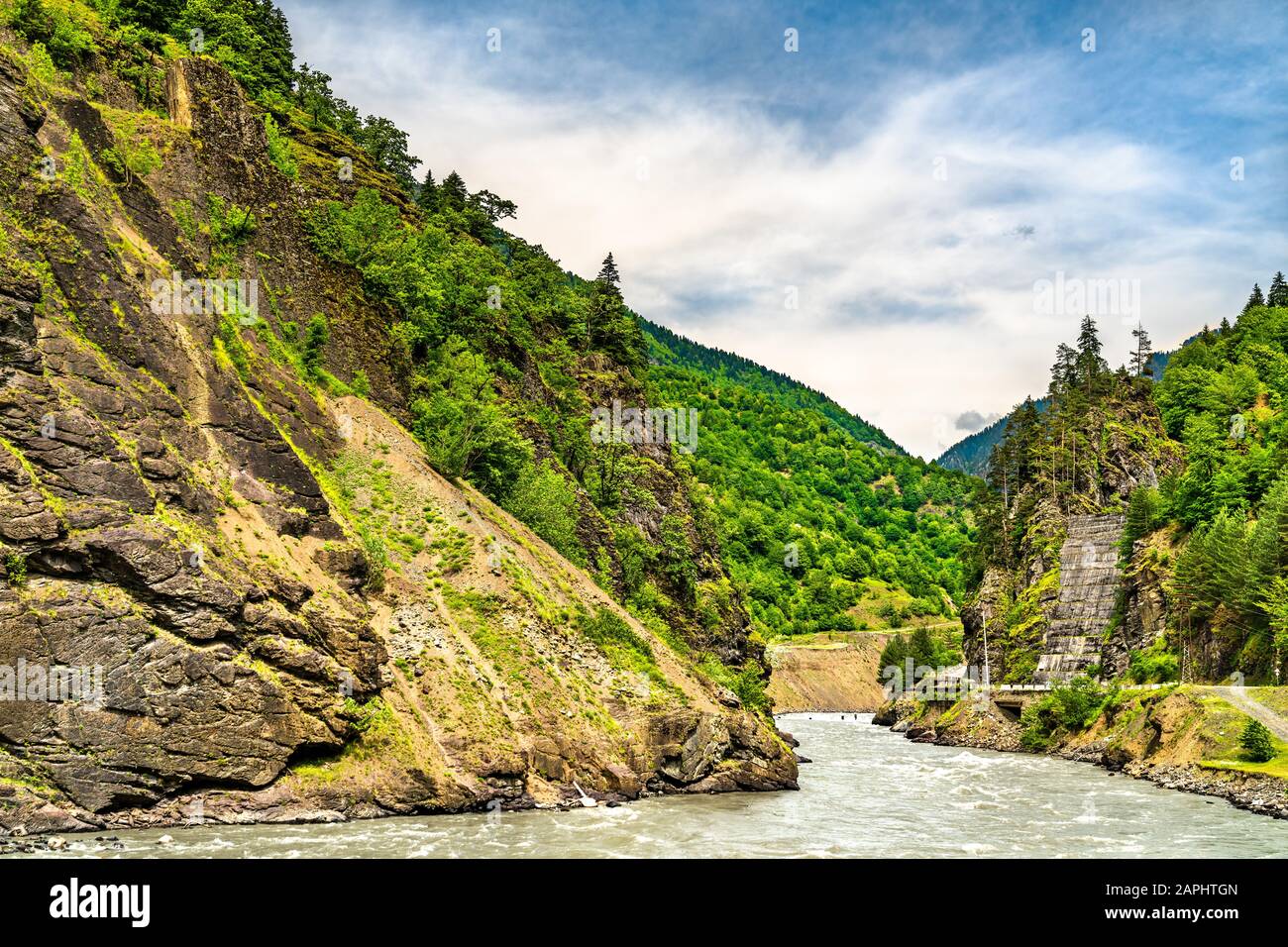 L'Enguri, un fiume nelle montagne del Caucaso della Georgia Foto Stock