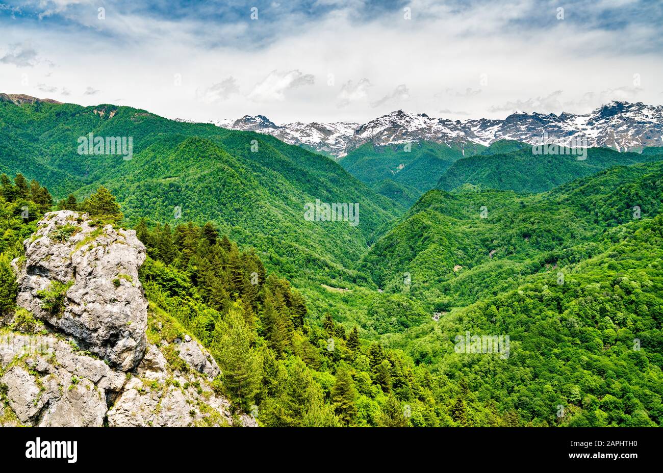 Vista Della Catena Montuosa Del Caucaso Maggiore A Samegrelo-Zemo Svaneti, Georgia Foto Stock