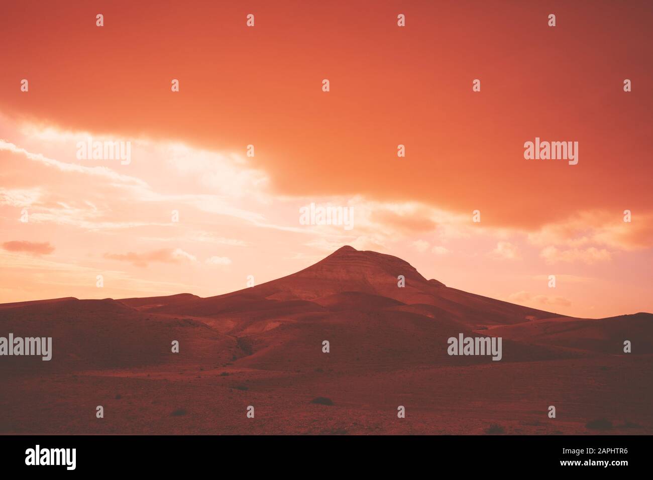 Deserto montuoso con spettacolare serata cielo nuvoloso al tramonto. Il Deserto Della Giudea In Israele Foto Stock