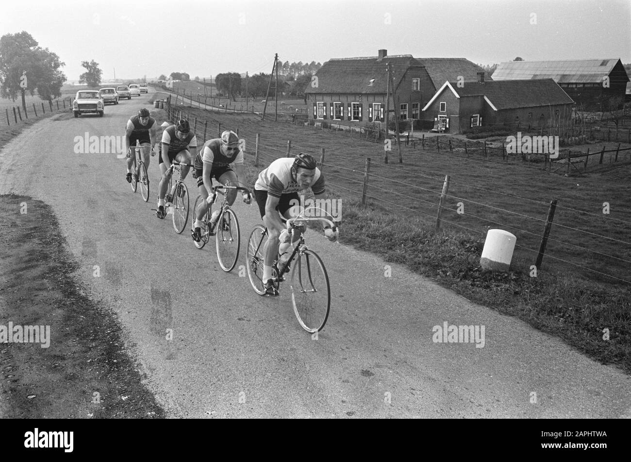 Club Championships ciclismo a Wijk bij Duurstede Descrizione: Il team di The Rotterdam Leeuw: Van der Klooster, Jan Janssen, Ouwerkerk e Van der Burg Data: 28 settembre 1966 Località: Utrecht, Wijk bij Duurstede Parole Chiave: Sport, ciclismo Nome personale: Janssen, Jan Foto Stock