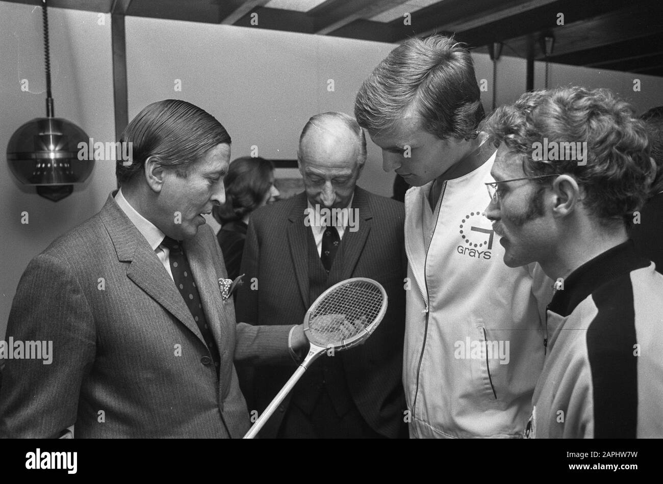 Prins Claus apre il campionato di squash per dilettanti all'Aia Descrizione: Il principe vede una racchetta Data: 9 novembre 1973 Località: L'Aia, Zuid-Holland Parole Chiave: Aperture, principi, racchette, sport di racchetta, sport, squash Nome personale: Claus, Prince Foto Stock