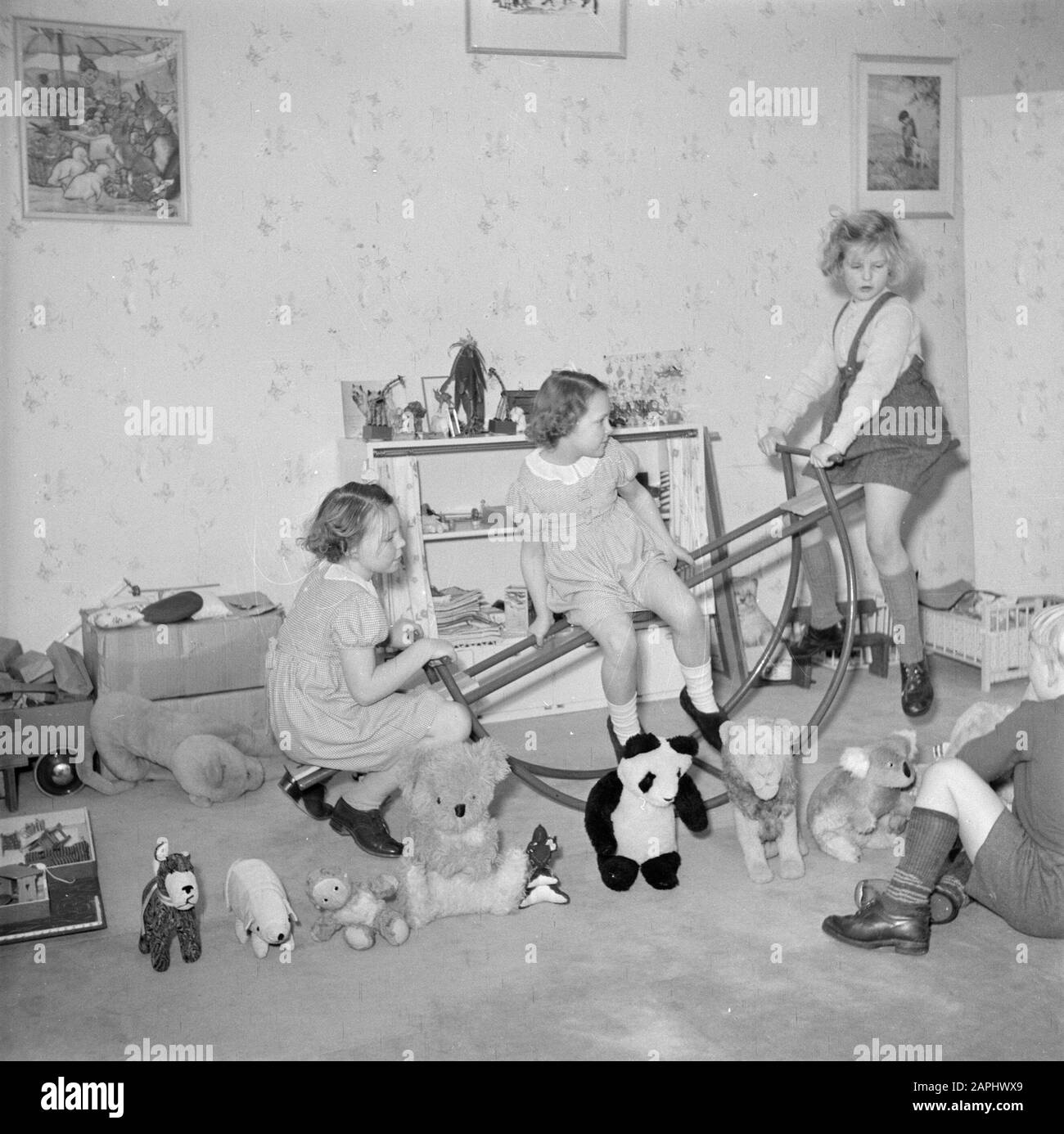 La famiglia reale a Soestdijk Palace Descrizione: Le principesse Beatrix e Irene che giocano con una ragazza nella sala giochi Data: {ca. 1947} Località: Baarn, Utrecht (provincia) Parole Chiave: Royal house, principesse, giocattoli, ludote, girlfriends Nome personale: Beatrix (Crown princess Netherlands), Irene (princess Netherlands) Foto Stock