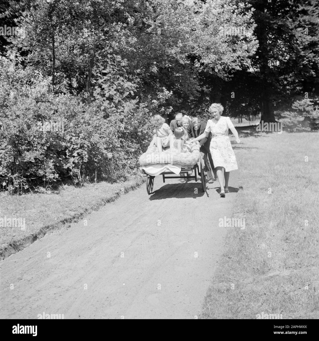 La famiglia reale al palazzo Soestdijk Descrizione: Le principesse Beatrix, Irene e Margriet su un carrello con personale nel parco del palazzo Data: Luglio 1947 posizione: Baarn, Utrecht (provincia) Parole Chiave: Carrelli a mano, personale domestico, casa reale, principesse Nome personale: Beatrice (Principessa Ereditaria Olanda), Irene (Principessa Olanda), Margriet (Principessa Olanda), Pennink-Nitschmann, M.a. Foto Stock