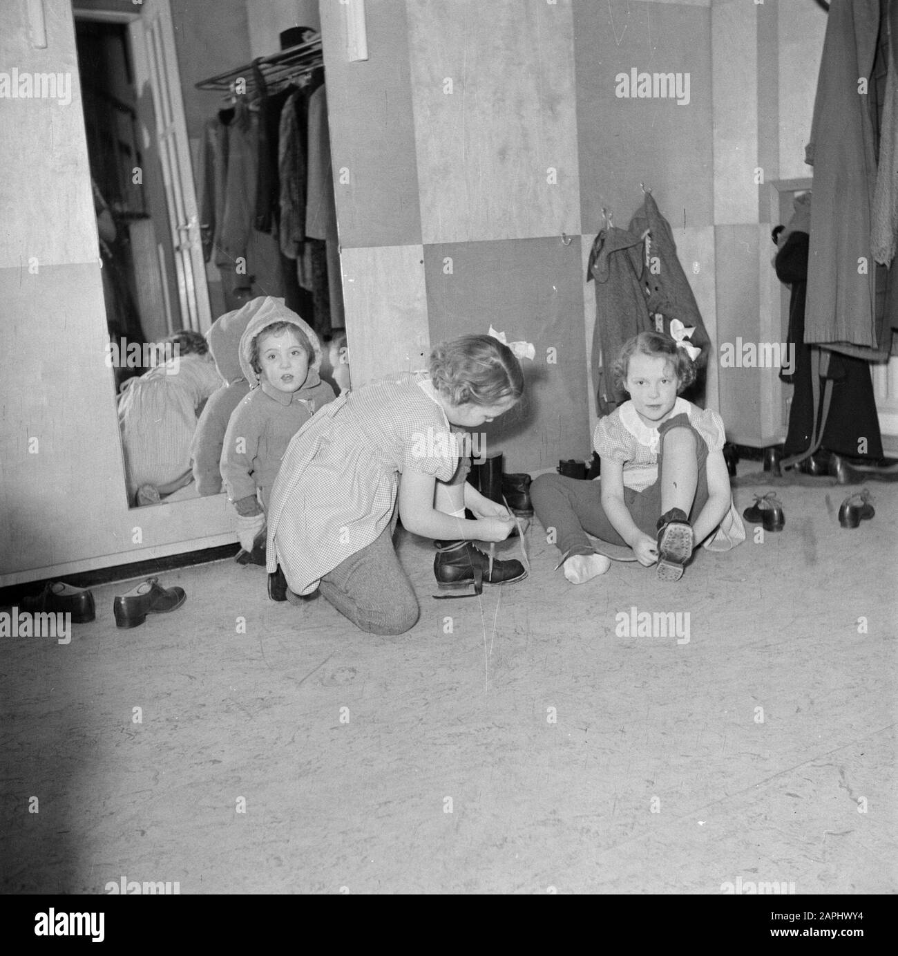 La famiglia reale al palazzo Soestdijk Descrizione: Le principesse Beatrix, Irene e Margriet sedersi a terra e tirare le scarpe il giorno: {ca. 1947} Località: Baarn, Utrecht (provincia) Parole Chiave: Royal house, principesse, scarpe Nome personale: Beatrix (Crown princess Netherlands), Irene (princess Netherlands), Margriet (princess Netherlands) Foto Stock