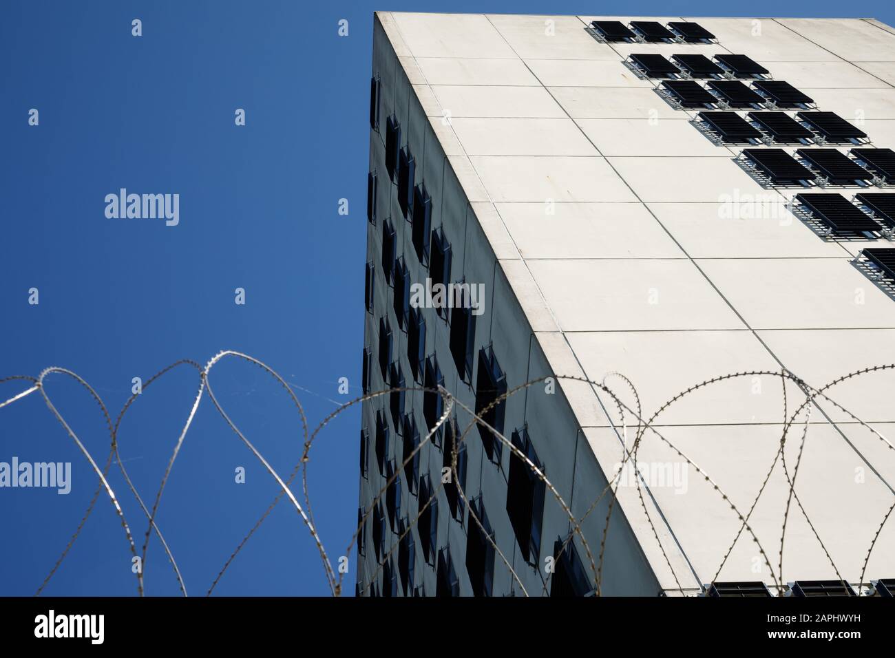 Un edificio di prigione con recinzione in filo spinato. Foto Stock